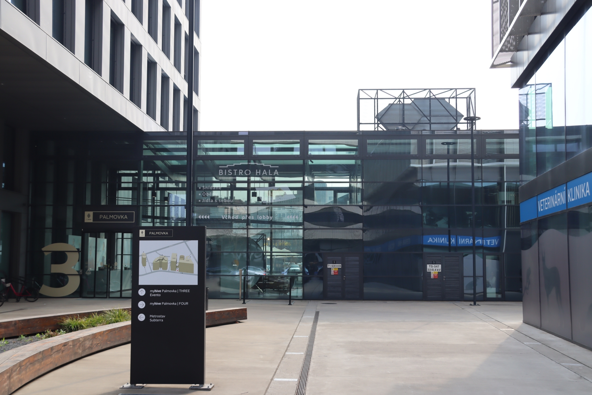 Warhorse Studios社内。ゲームショウ「gamescom」で2作連続Best PC Gameを獲得したトロフィーが飾られている