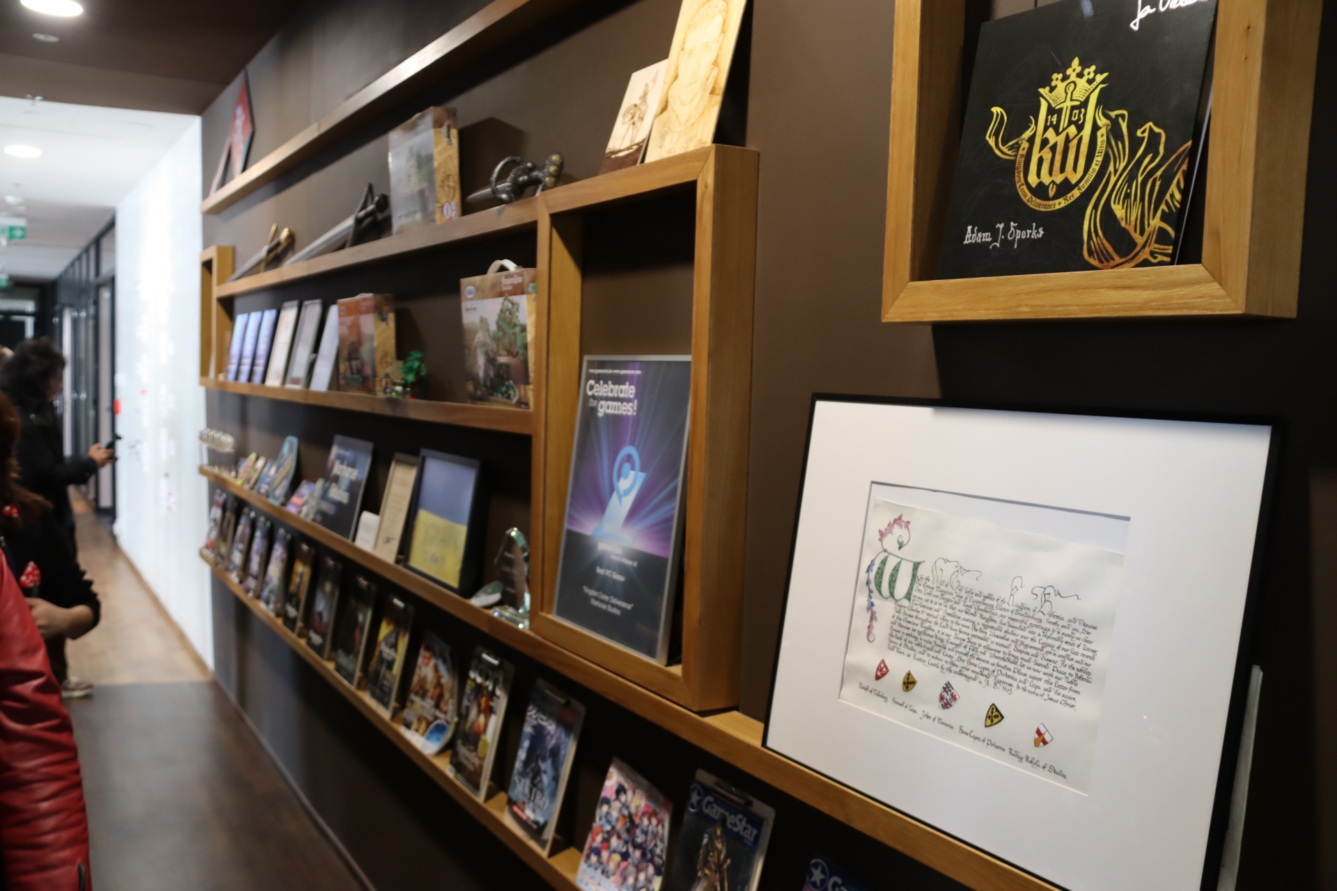 Warhorse Studios社内。ゲームショウ「gamescom」で2作連続Best PC Gameを獲得したトロフィーが飾られている