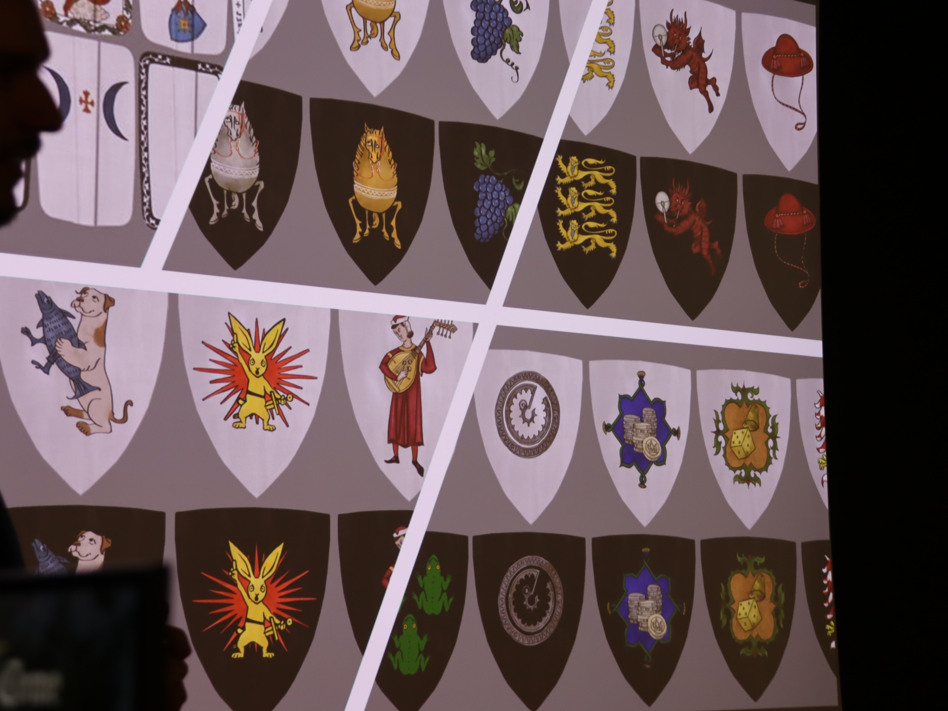 盾に描けるデザインは様々。クエストをこなすことで種類を増やしていける