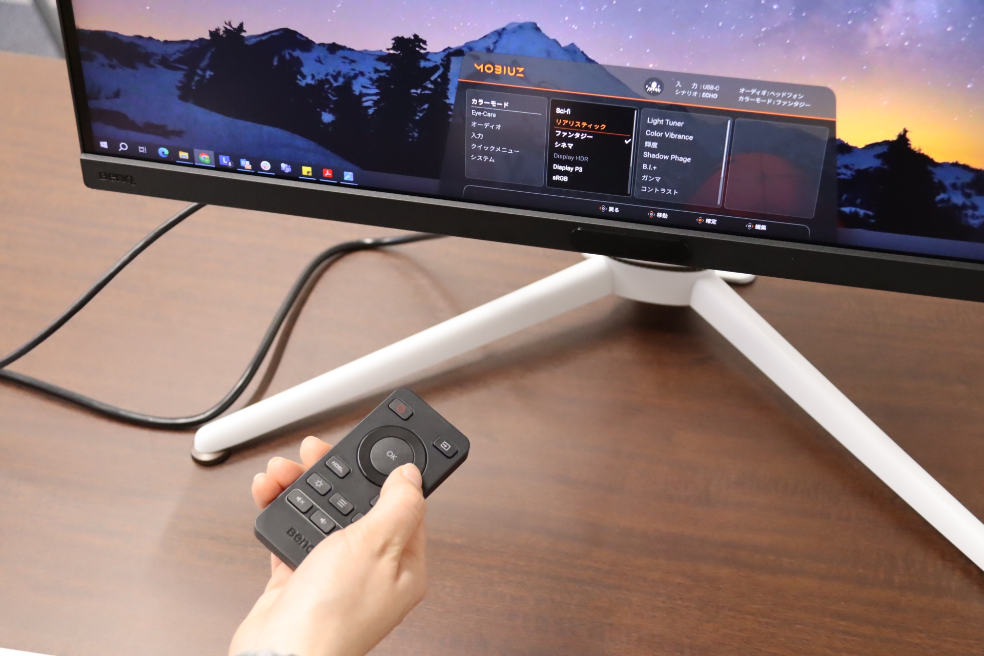専用のリモコンも付属。設定変更はかなり便利になっている