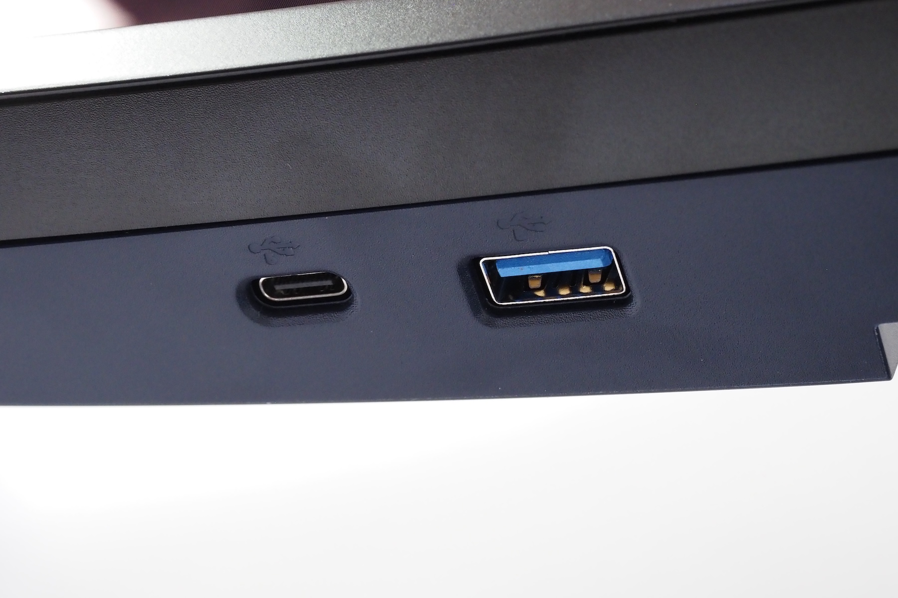 USBハブ機能も搭載。USB Type-C端子は15W給電に対応しているため、スマートフォンの充電に便利だ