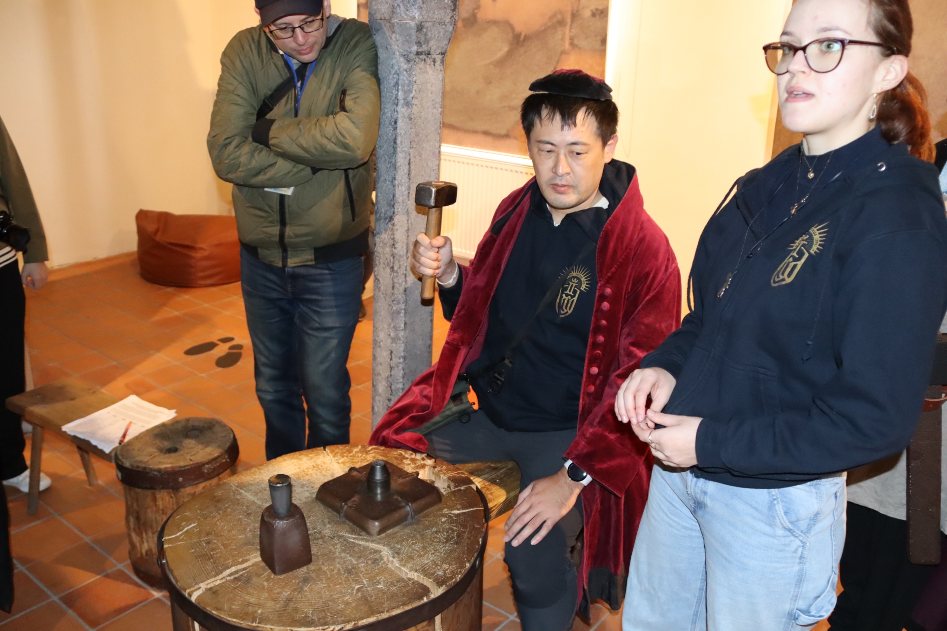 グロッシェンは鍛冶職人の手打ちによって鋳造された。元になる銀を型にはめハンマーの一打ちで完成したそう（モデルはYouTuberの<a href="https://www.youtube.com/channel/UCKGZS-lGclkbLa9FWw-x3Ig">無職旅さん</a>）