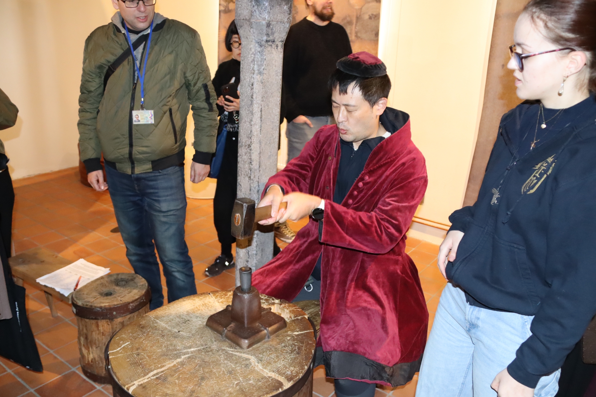 グロッシェンは鍛冶職人の手打ちによって鋳造された。元になる銀を型にはめハンマーの一打ちで完成したそう（モデルはYouTuberの<a href="https://www.youtube.com/channel/UCKGZS-lGclkbLa9FWw-x3Ig">無職旅さん</a>）