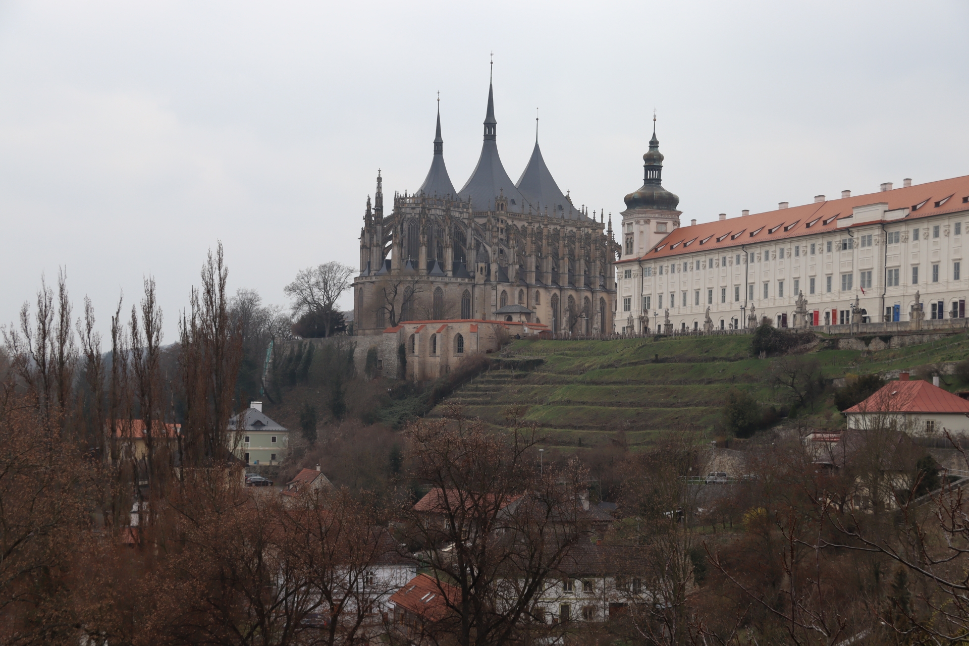 遠景からの聖バルボラ教会