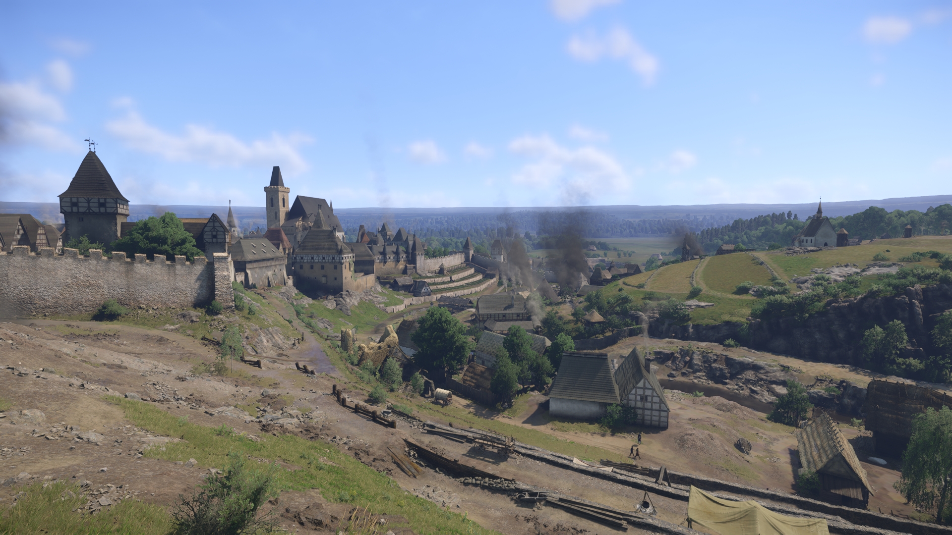 「KCD2」における同じアングル。左手奥に見えるのは聖ヤコブ教会。600年以上が経過し、変わっているところもあるが、全体的にはそう大きくは変わってないようにも見える