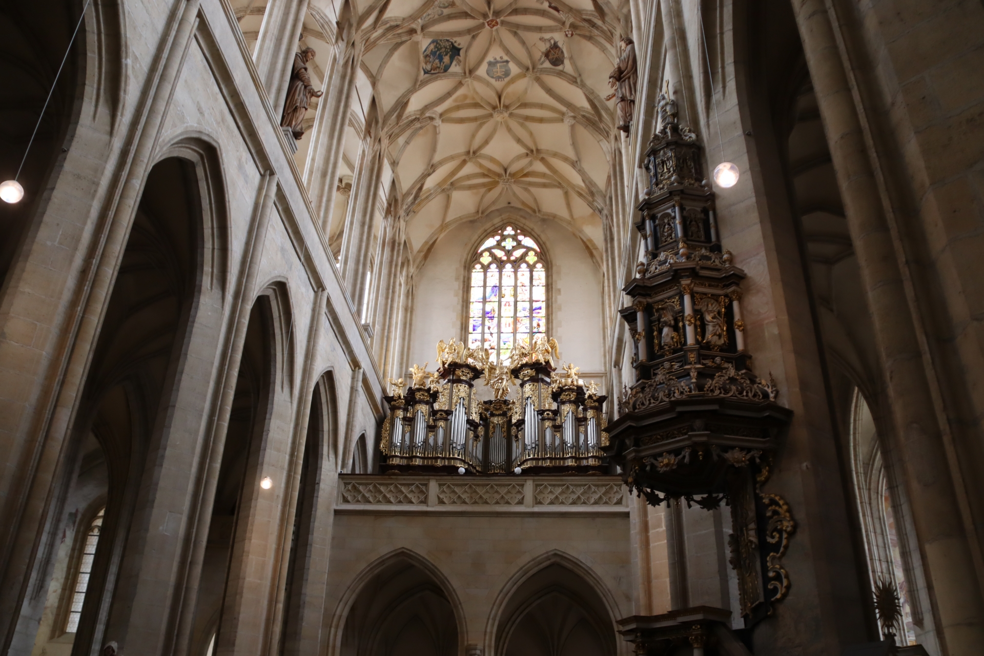 今回、聖バルボラ教会に入ることができた。全体的にはゴシック様式だが、途中でイエスズ会が占拠し、バロック様式で建築が進められた時代もあったという。そのためゴシックとバロックが融合した内装となっている