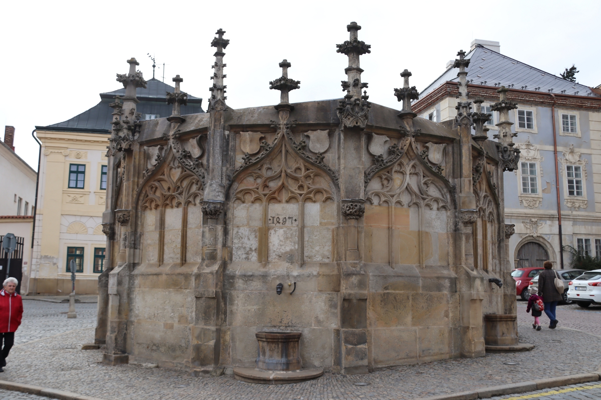 「石の泉」と呼ばれるかつての貯水槽。模様は「KCD2」におけるメニュー画面の装飾の元ネタだという