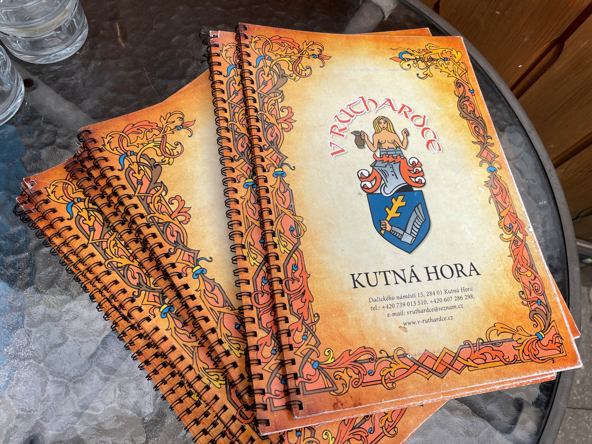 「KCD2」にも登場する貴族、ルサード家にゆかりがあるレストラン「V Ruthardce」で食事ができた