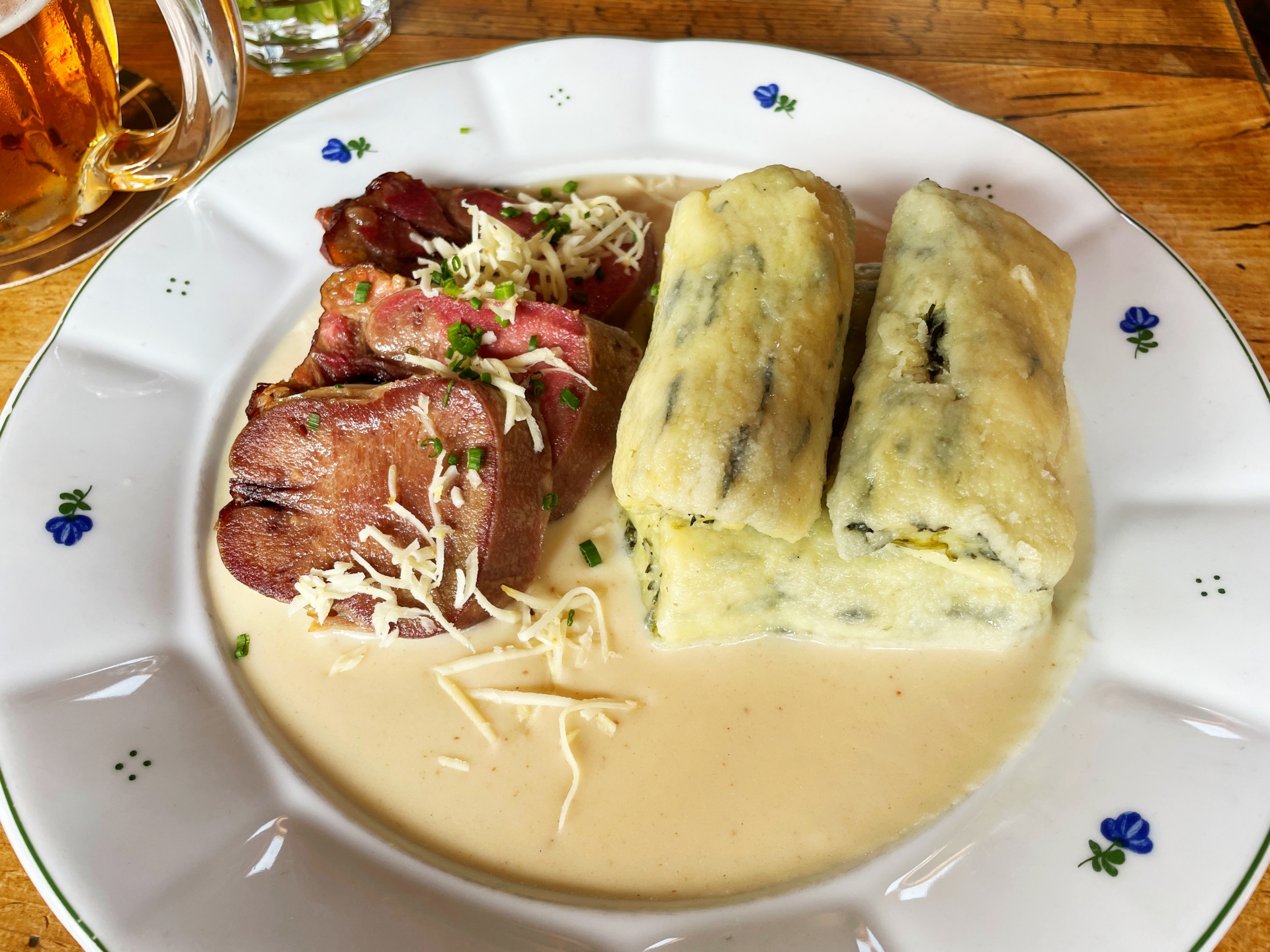 牛タンのグリルとほうれん草の蒸しパン。美味