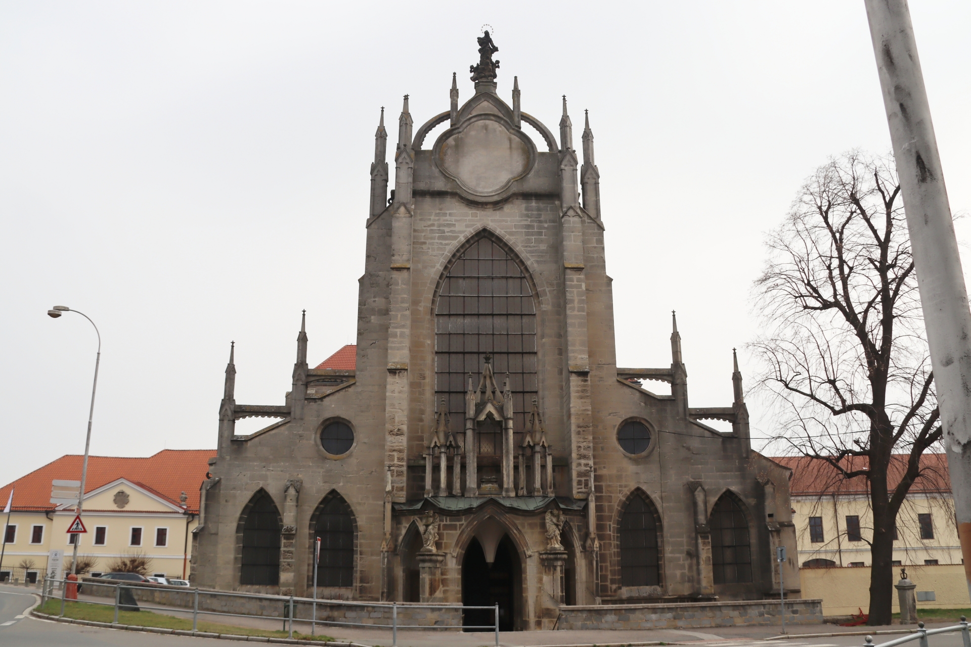 聖マリア大聖堂。今回は中に入ることはできなかった。現在はフィリップ・モリスのタバコ工場と隣接している