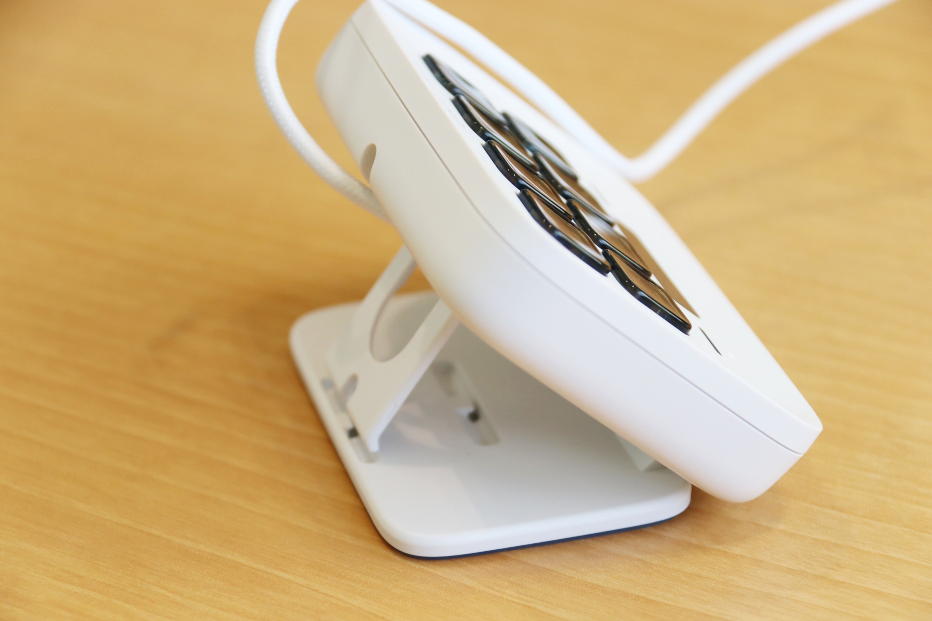 平置きもできるほか、スタンドを使用して手前に倒した形にできる。スタンドの裏は滑り止めが付いていて、ボタンを押しても本体が動きにくくなっている