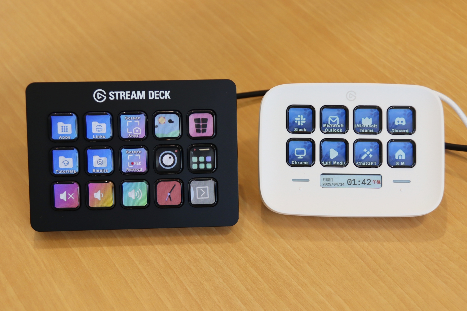 左にあるのは「Stream Deck MK.2」。「Stream Deck Neo」の上位にあたるモデルで、15ボタンあるのが特徴