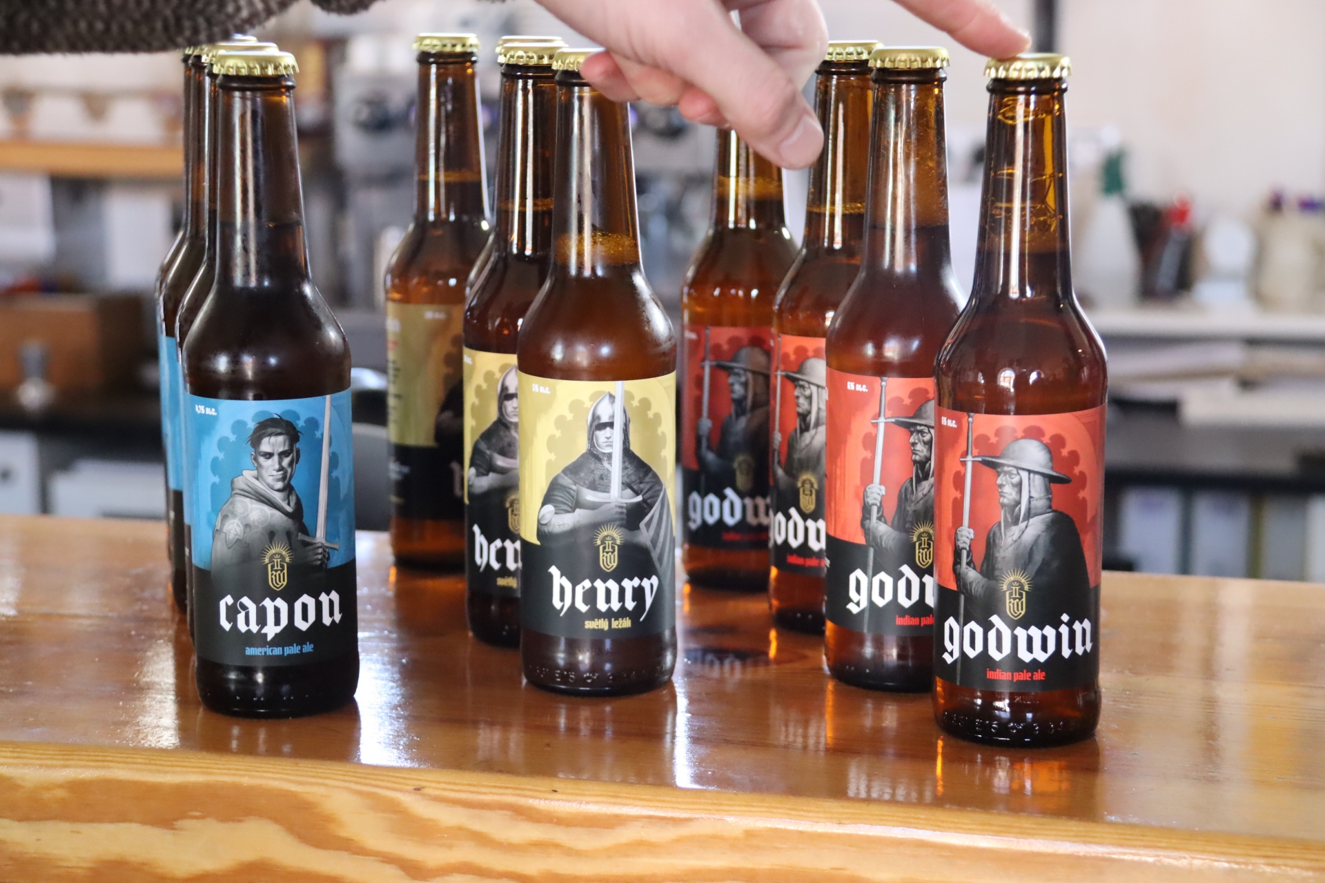 「KCD」コラボの瓶ビールを販売している