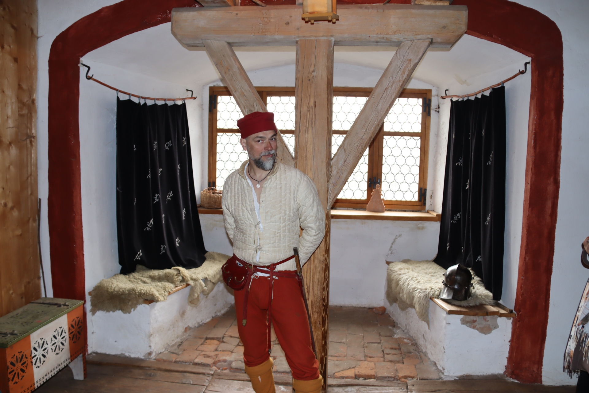 内装を紹介するスラチャーレク氏。その姿は中世の人物そのものである