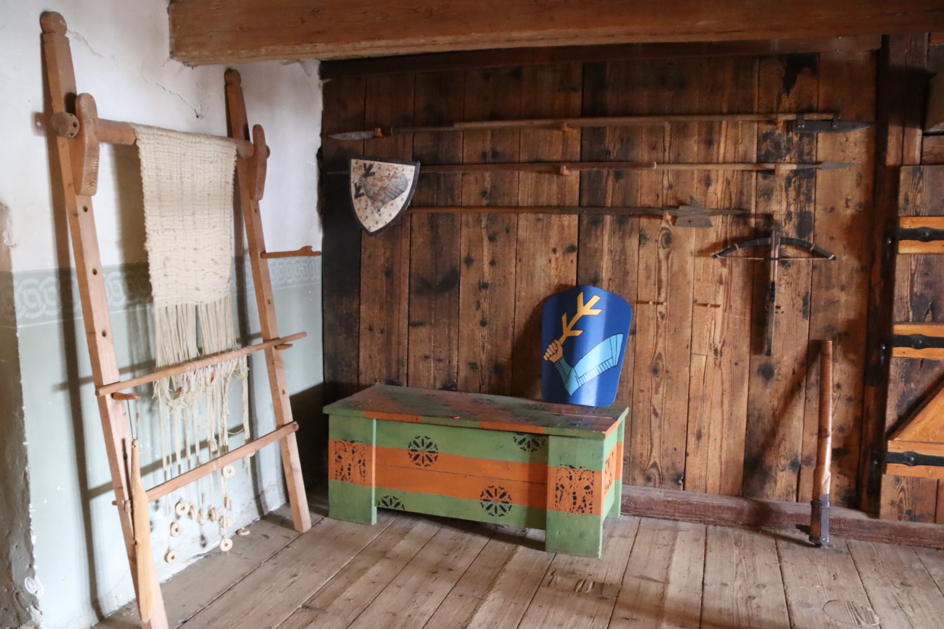 武器や道具箱の展示。中世時代の様子を再現しているという