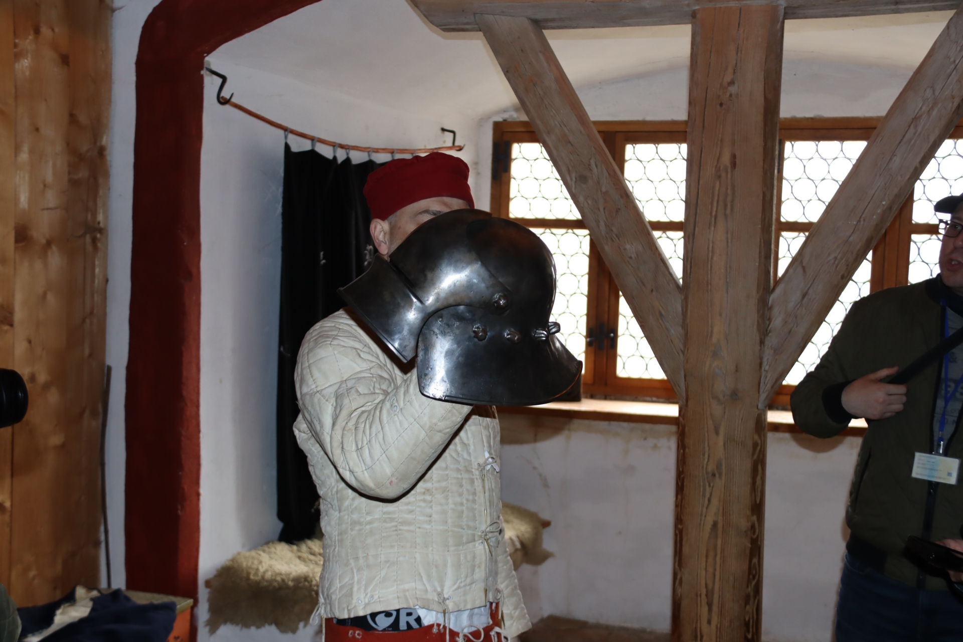 ヘルメットについて説明するスラチャーレク氏。アーマーは重いものの十分動けたそうで、当時の戦いもかなりダイナミックだったそう