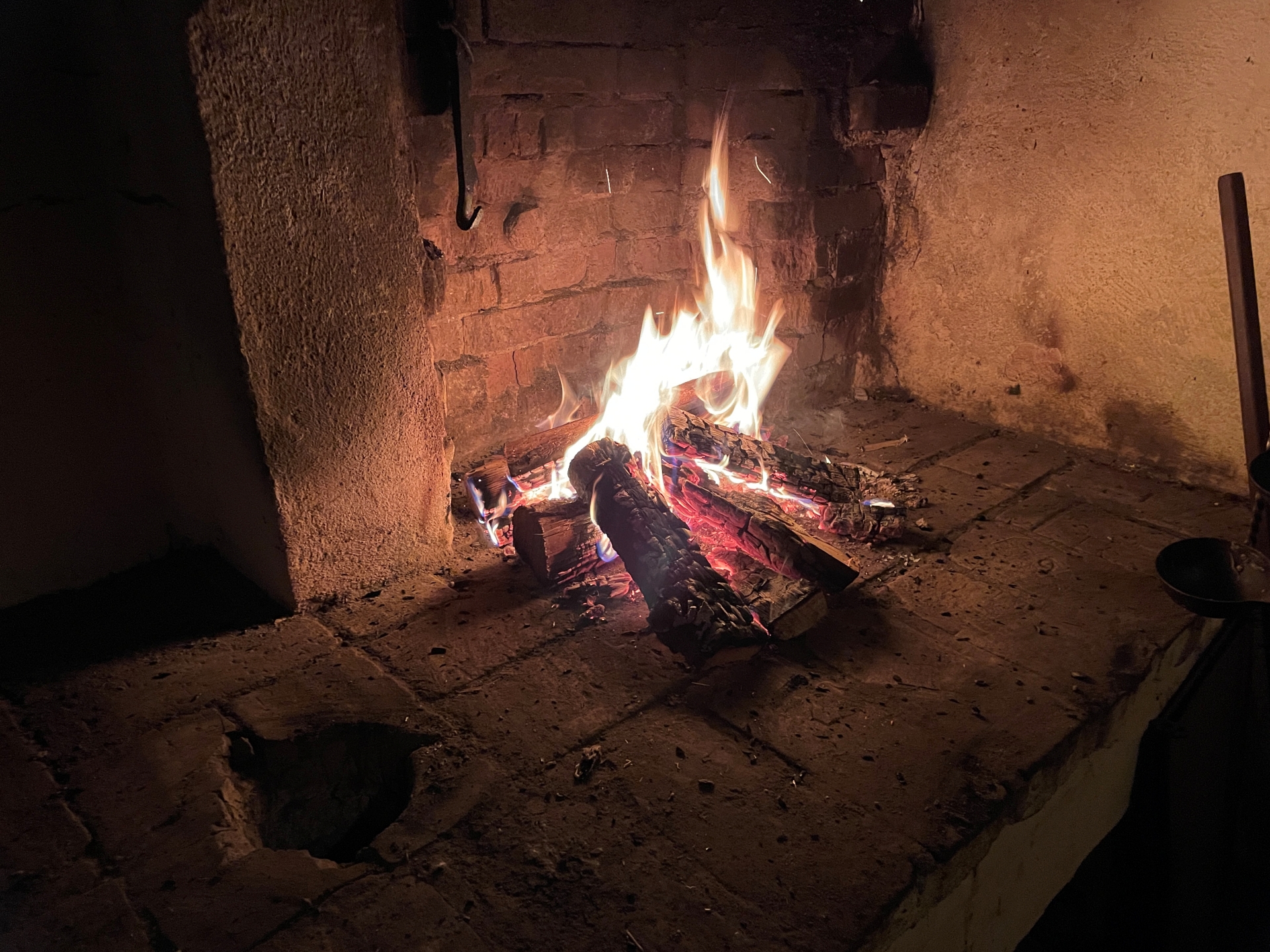 リアルに薪が燃やされていた。キッチンの熱が煙突を通して上階に伝わり、必要であれば暖房として再利用されるという