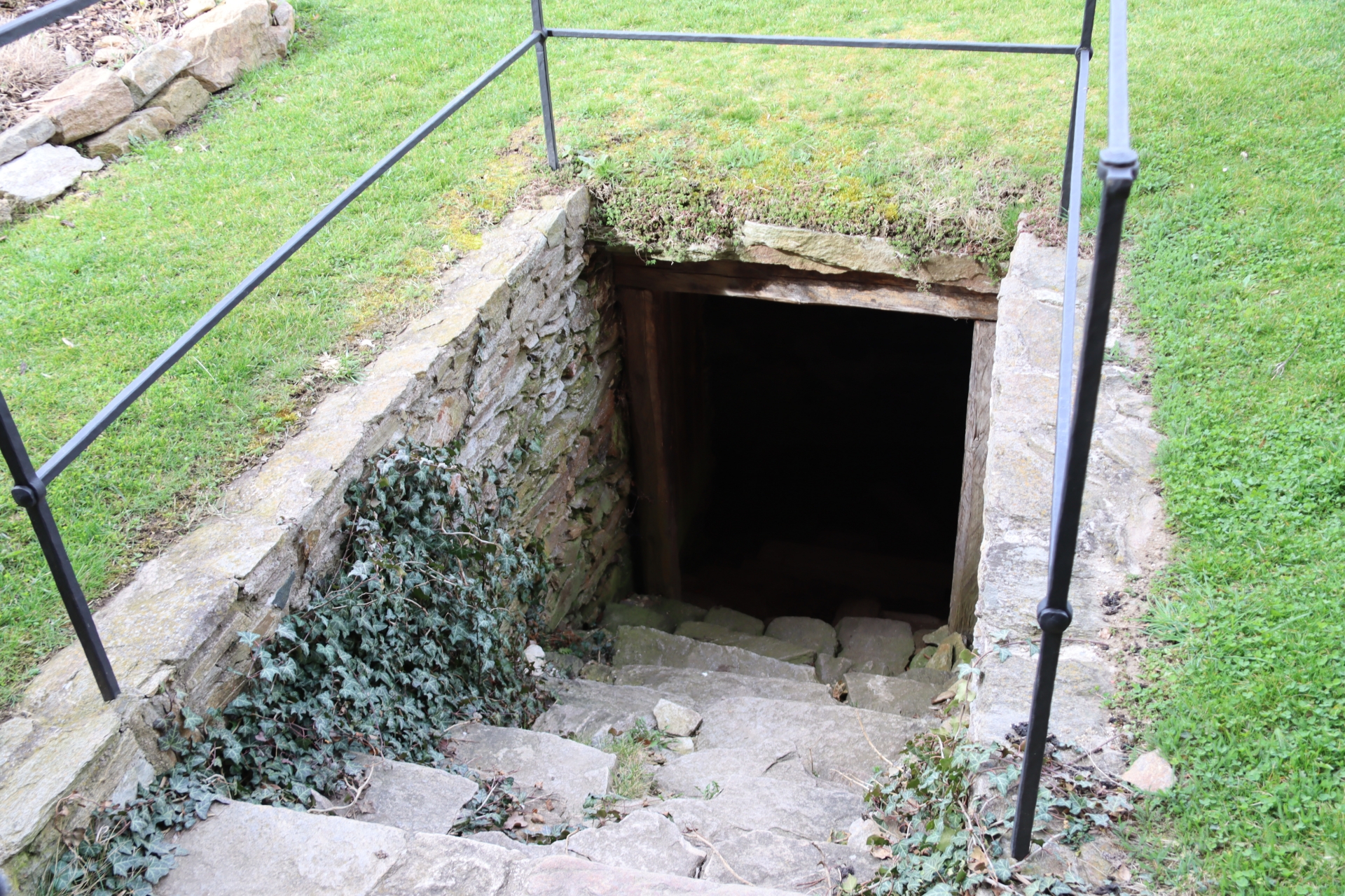 「KCD2」では地下トンネルから地上に出て潜入する。「地下トンネルはあるという噂だが、本当にあるかどうかはわからない」とスラチャーレク氏。こちらはそれらしき地下への階段だが、実際はワインセラーになっているそう