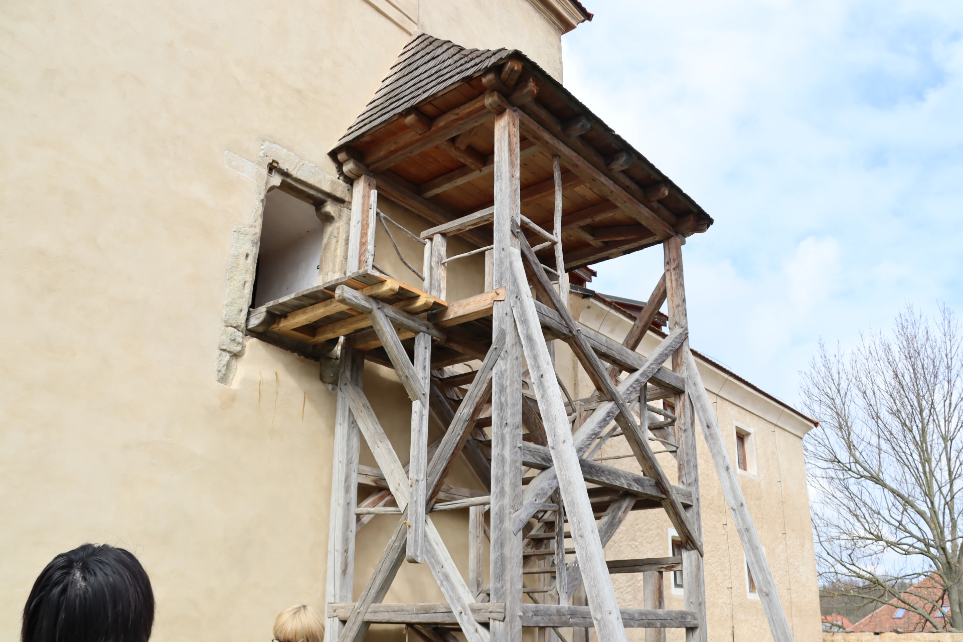 外壁に設置された木の階段。なぜわざわざ高い場所に入口があるかというと、敵が攻めてきた際など、緊急時は木を焼き払って侵入箇所をなくすため。それを再現したという
