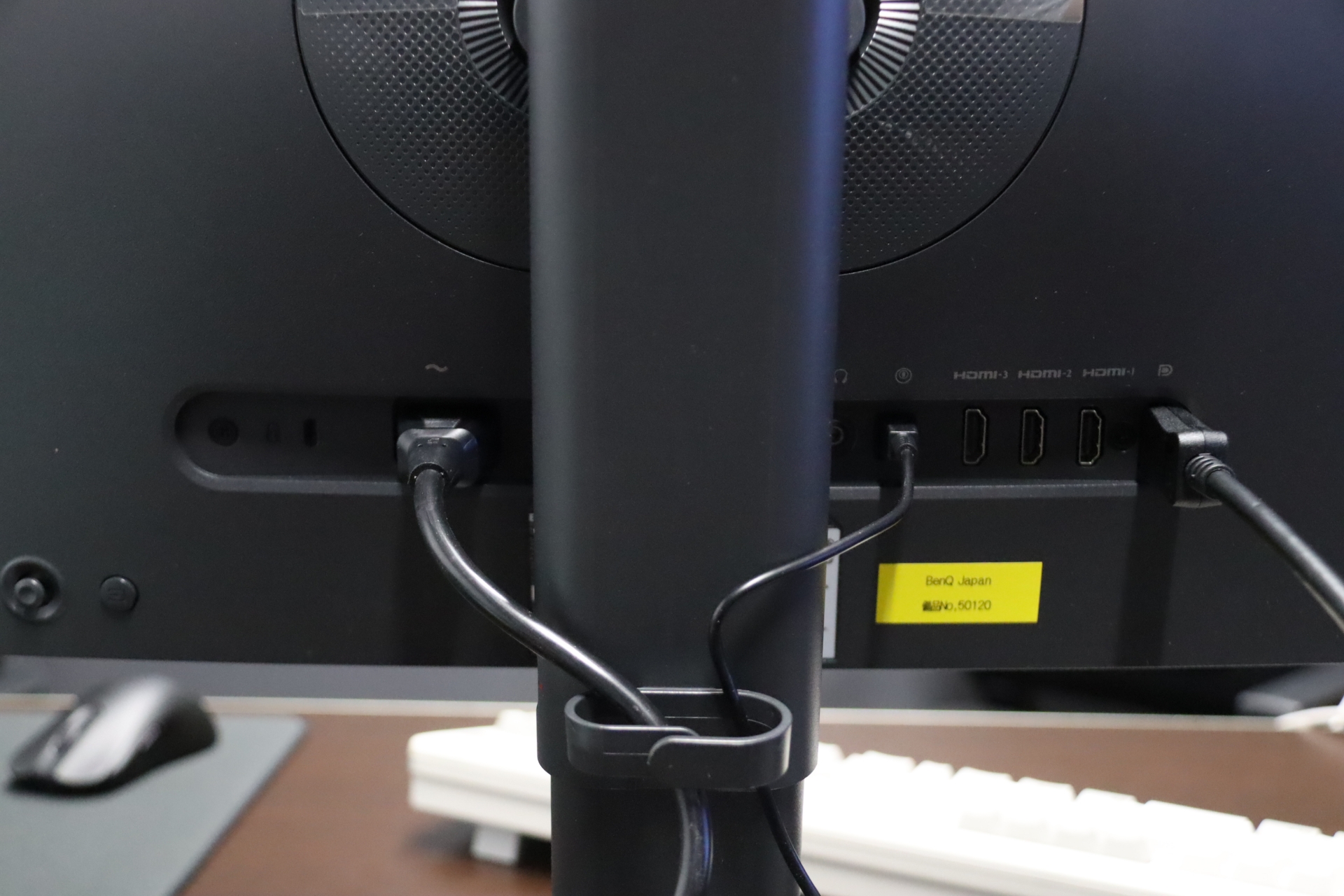 ポートは外向きに。取り外しの多い大会シーンが意識されているからだという