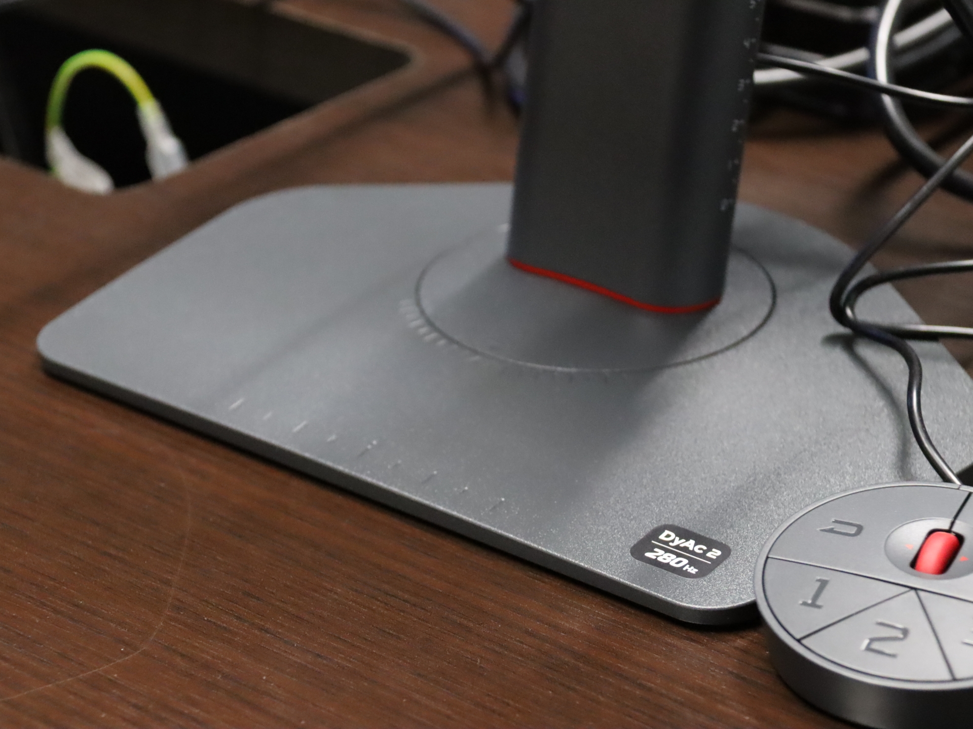 スタンドはすっきりしたデザインに。キーボードを思い切り近づけられるという利点も