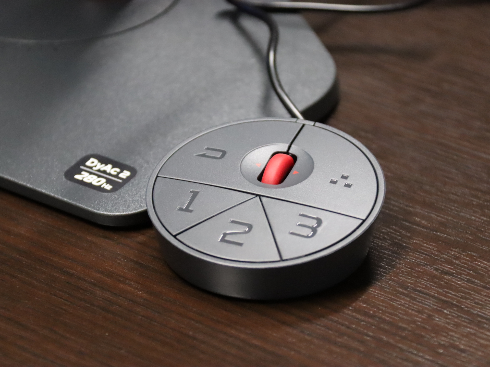 モニター設定の調整やプロファイルの呼び出しができるコントローラーが付属する