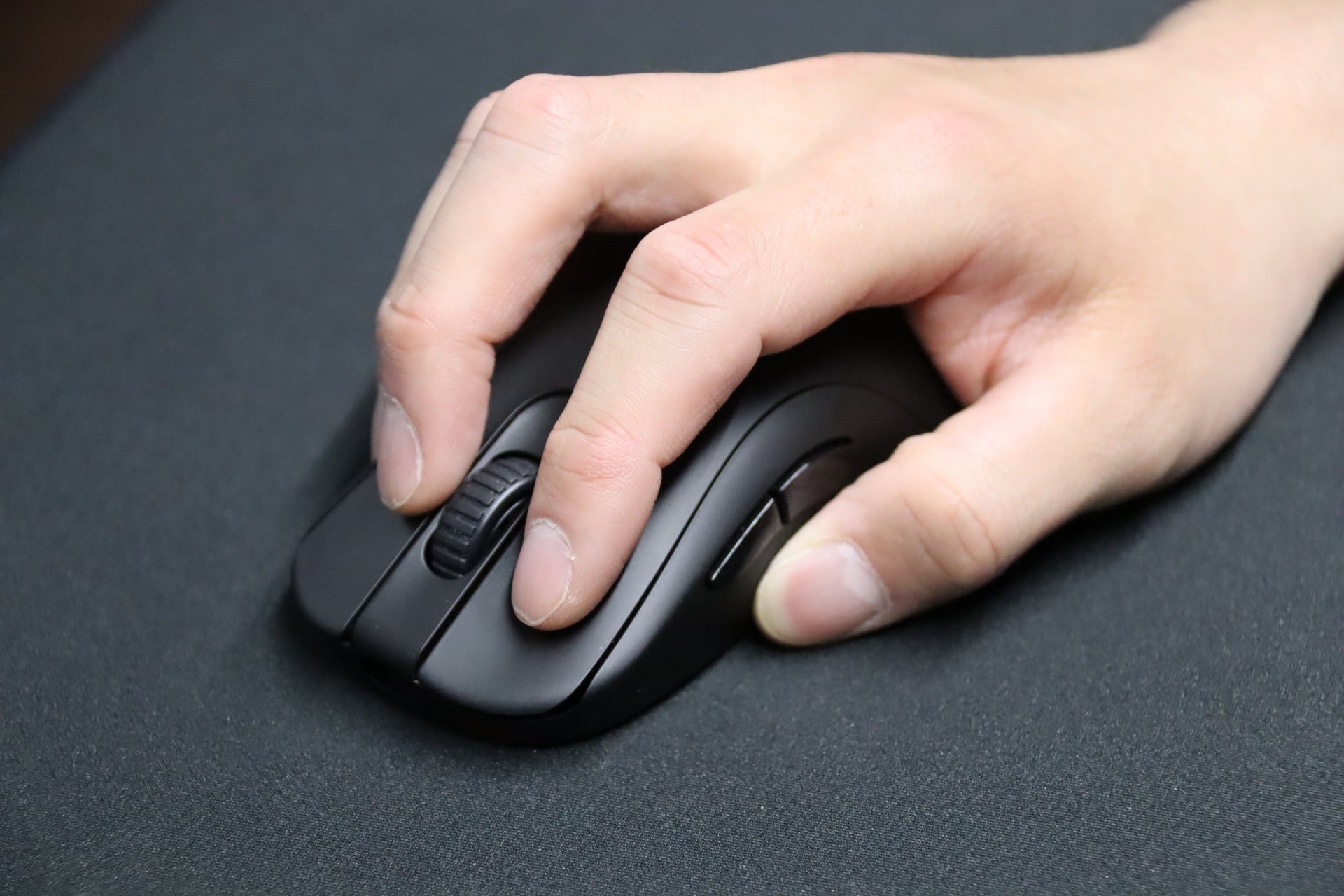 手のひらで押しやすい「ZA13-DW」と相性が良いマウスパッドという