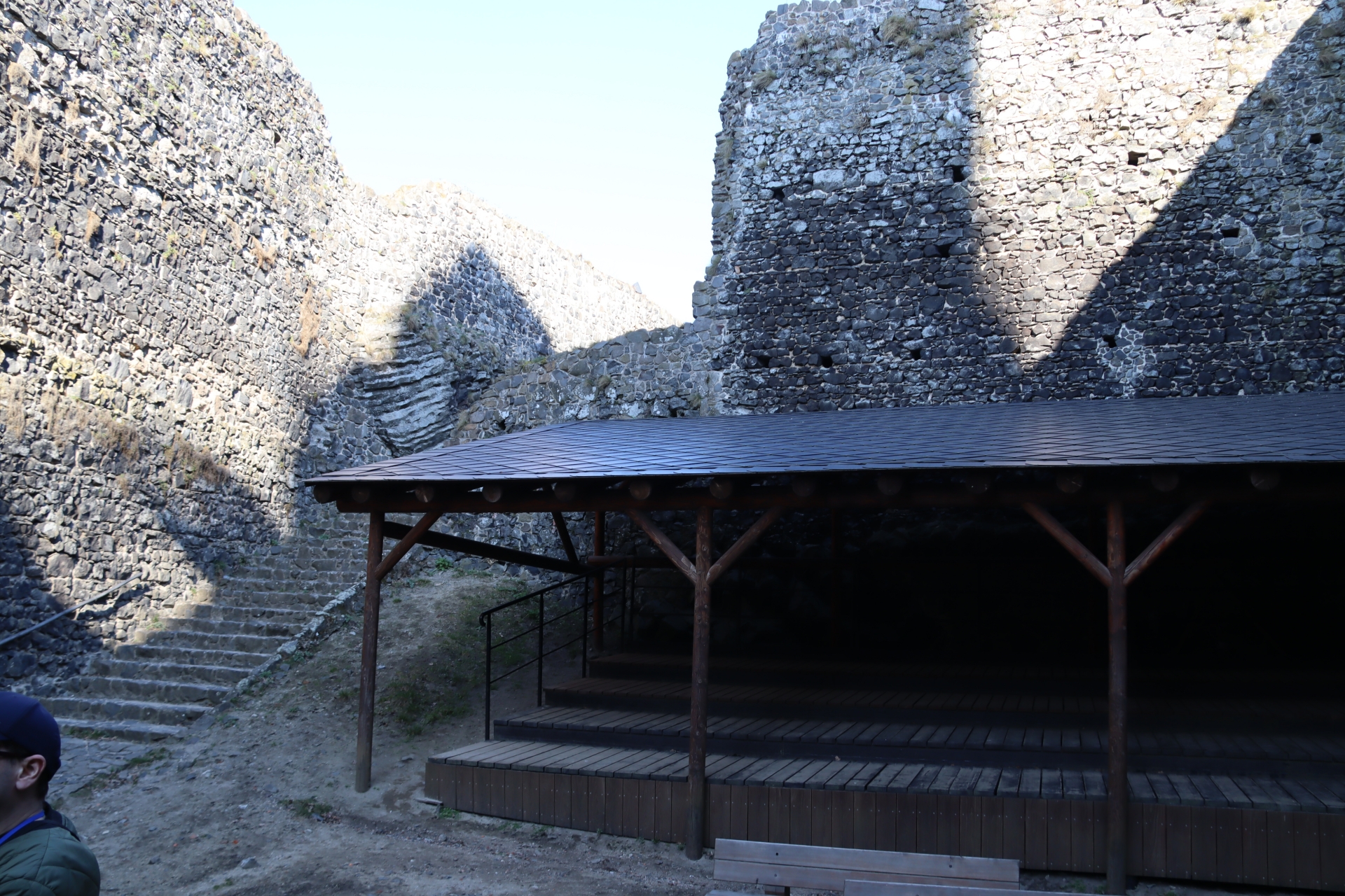 1階に戻る。左手の階段は「乙女」に向かう通路。右手は現在はステージになっている。「KCD2」では荷物置きのような場所だった