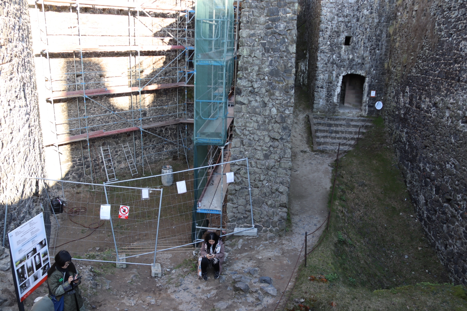 トロスキー城内部の「乙女」側近く。「KCD2」では、左側は調理場、右側は食料庫につながっていた