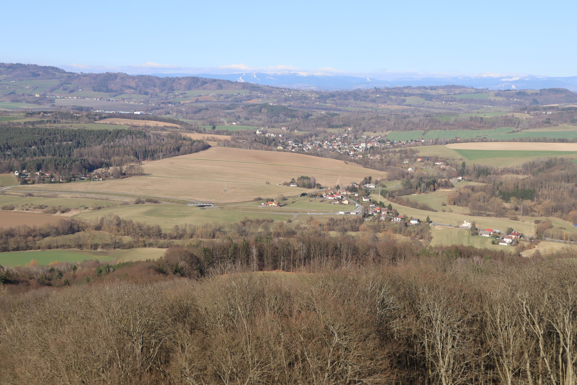 「老婆」からの景色。一帯を遠くまで見通せるような、素晴らしい景色が広がる