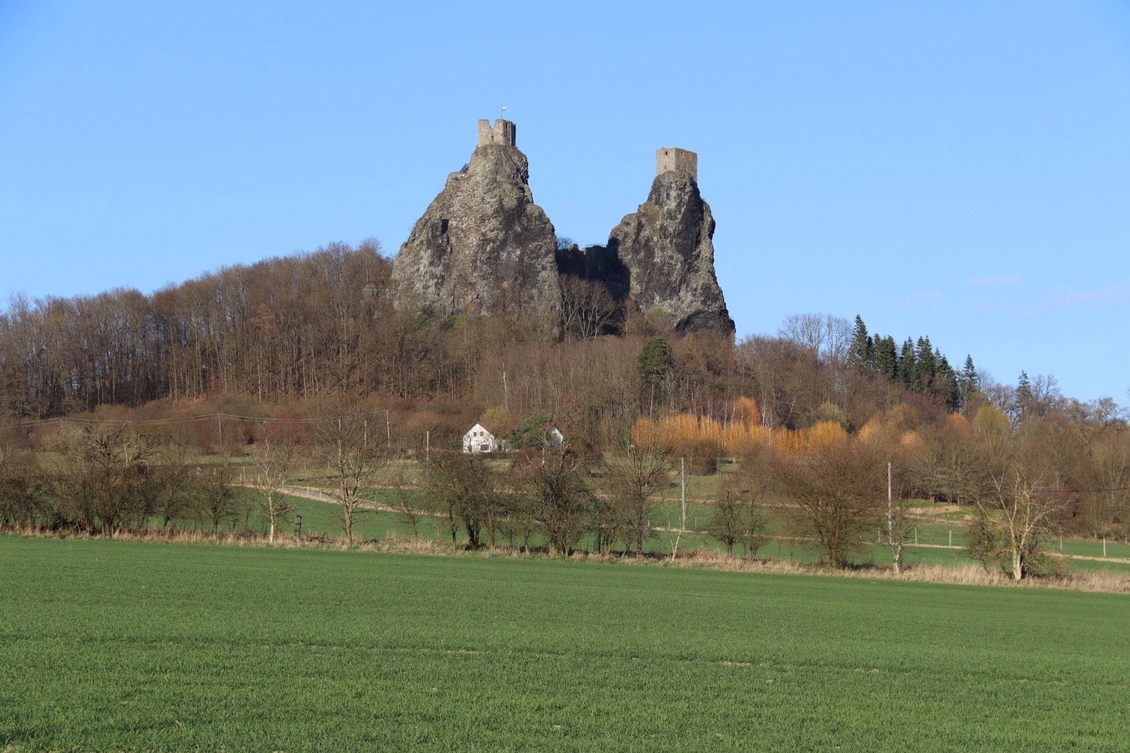 トロスキー城。遠目から見てもかなり目立つ