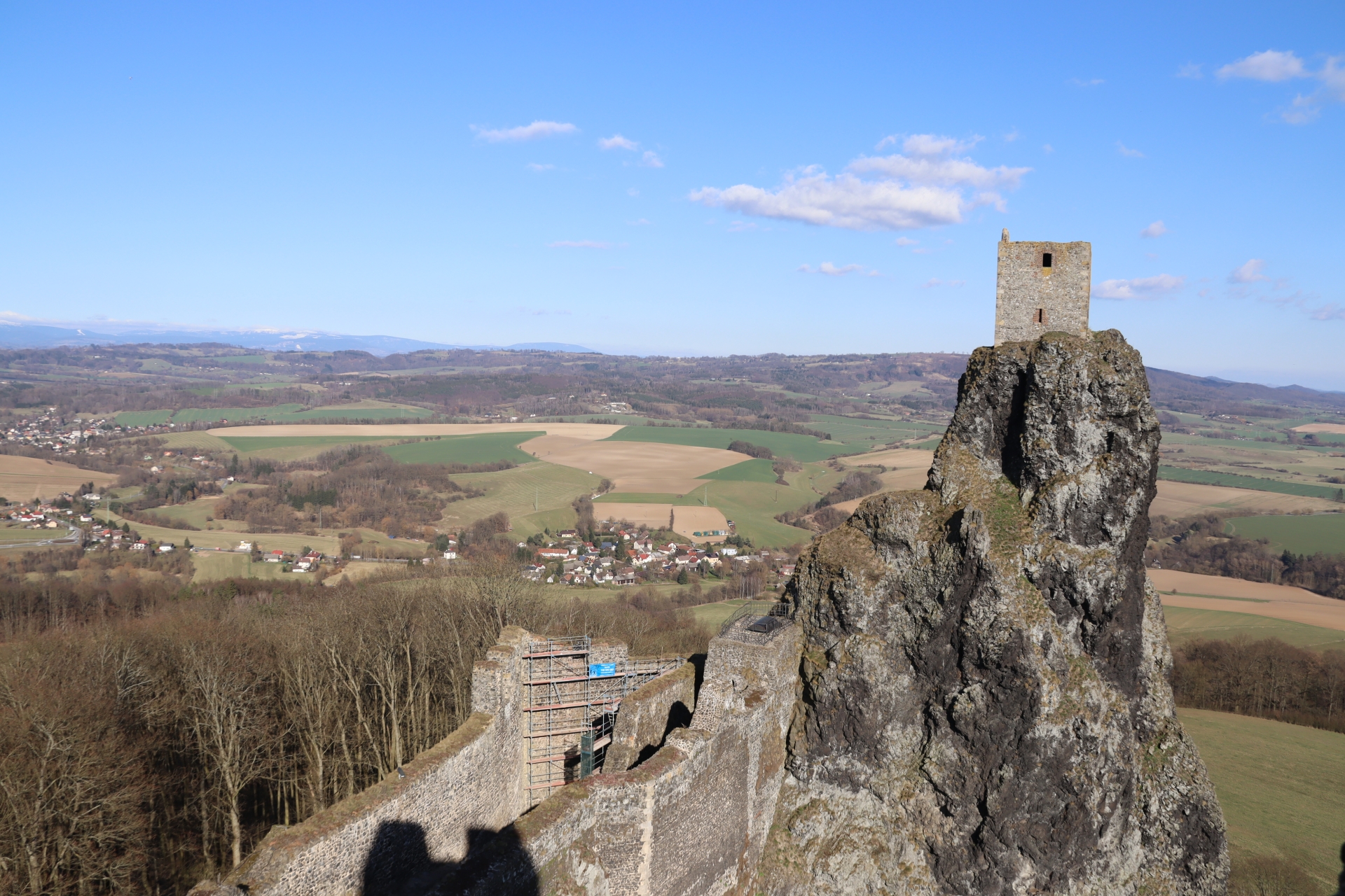 「老婆」から「乙女」を眺めた様子。今は面影が残るのみで、「乙女」へのアクセスも不可能となっている