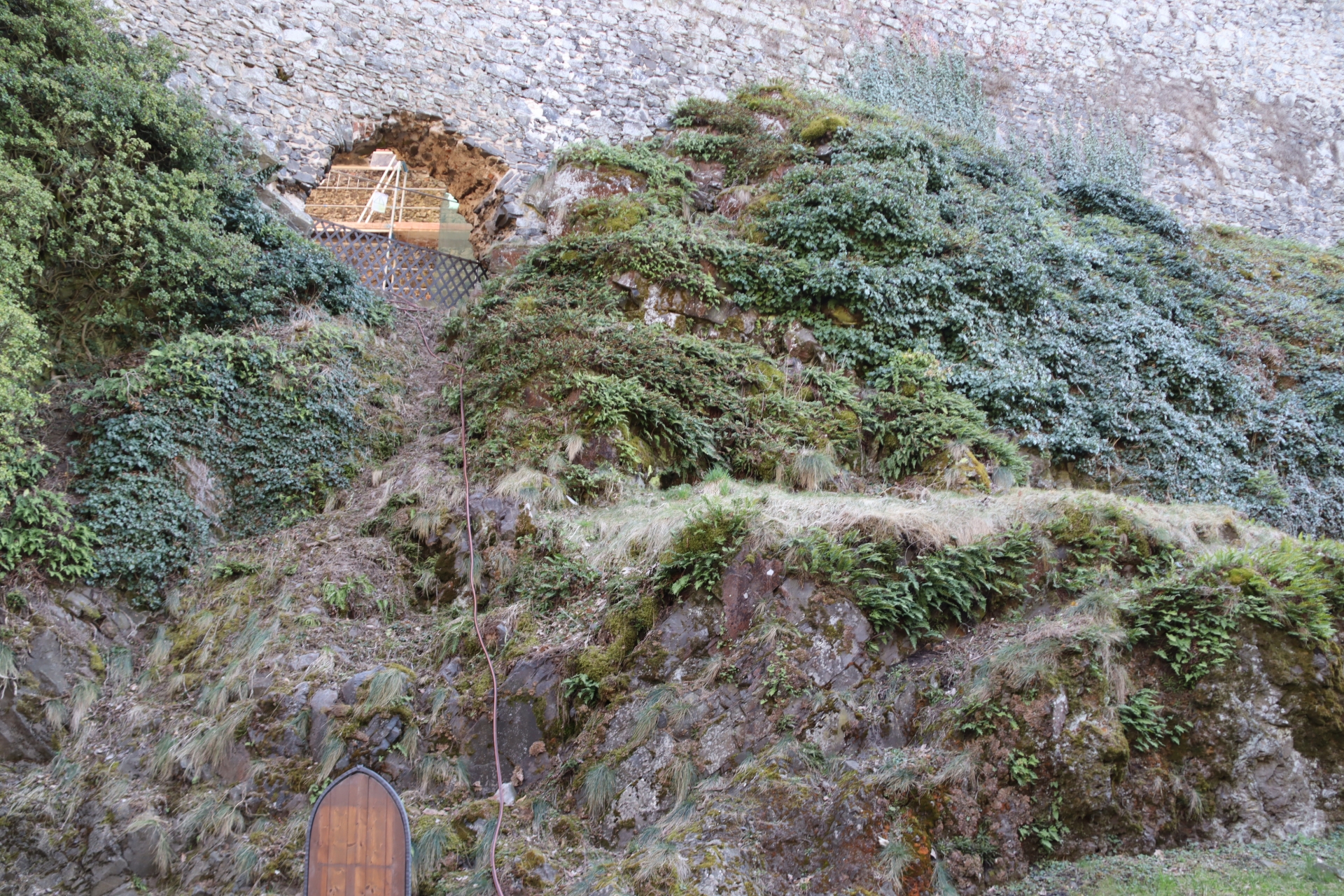 城壁入口すぐのところ。「KCD2」では階段があり、さらに中へと入れた