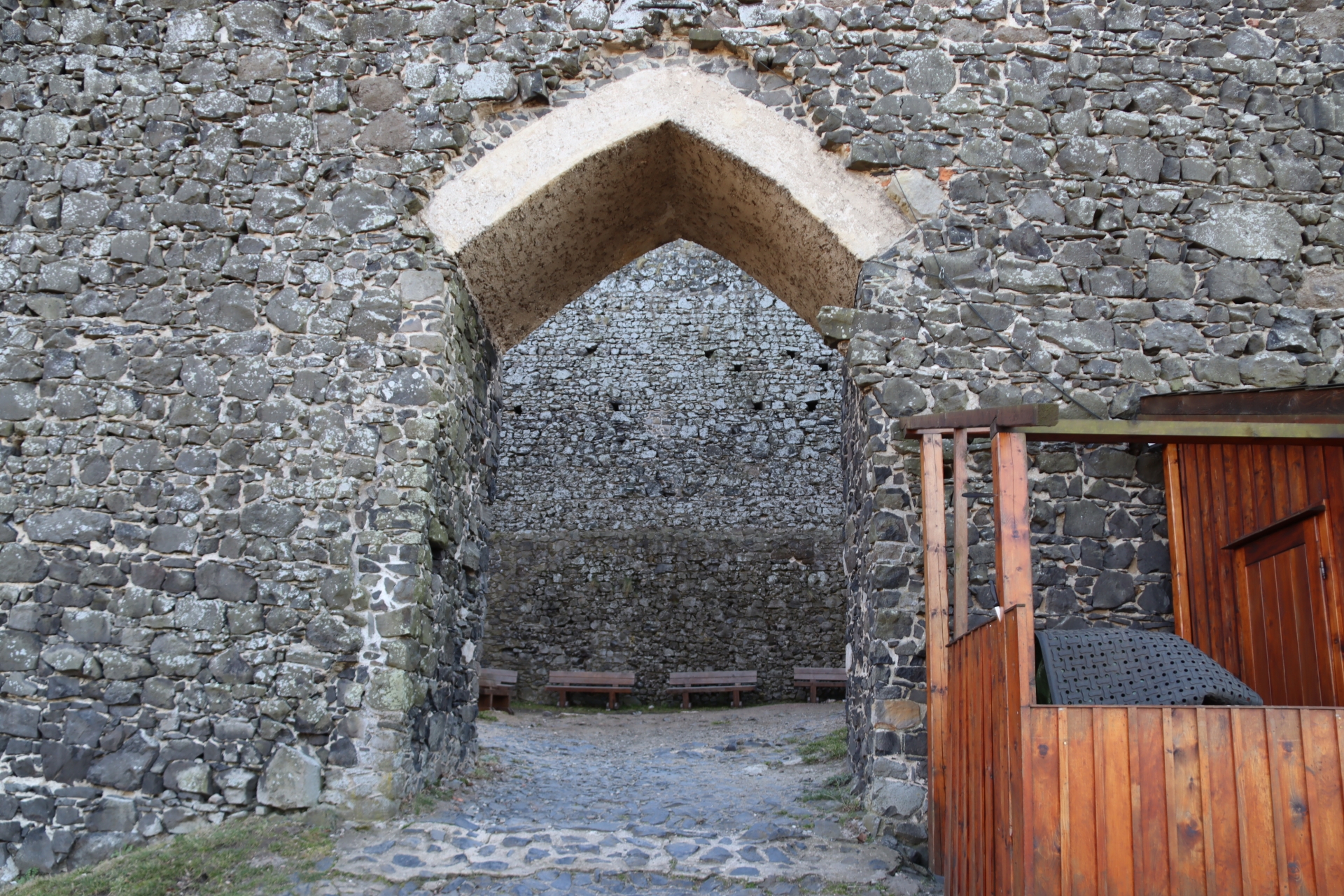 城壁は二重構造。こちらは2つ目の城壁の中に入る入口