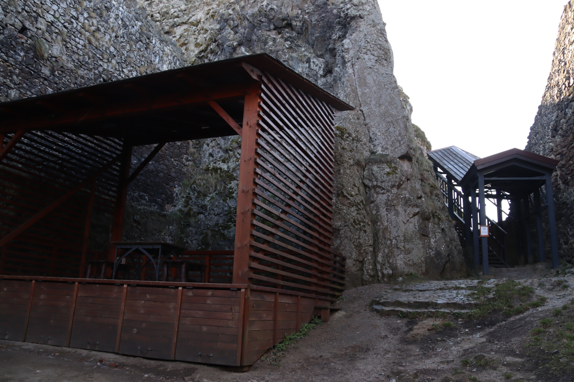 右奥が「老婆」へ登るための階段。「KCD2」では、岩の前で祈りを捧げる兵士がいた