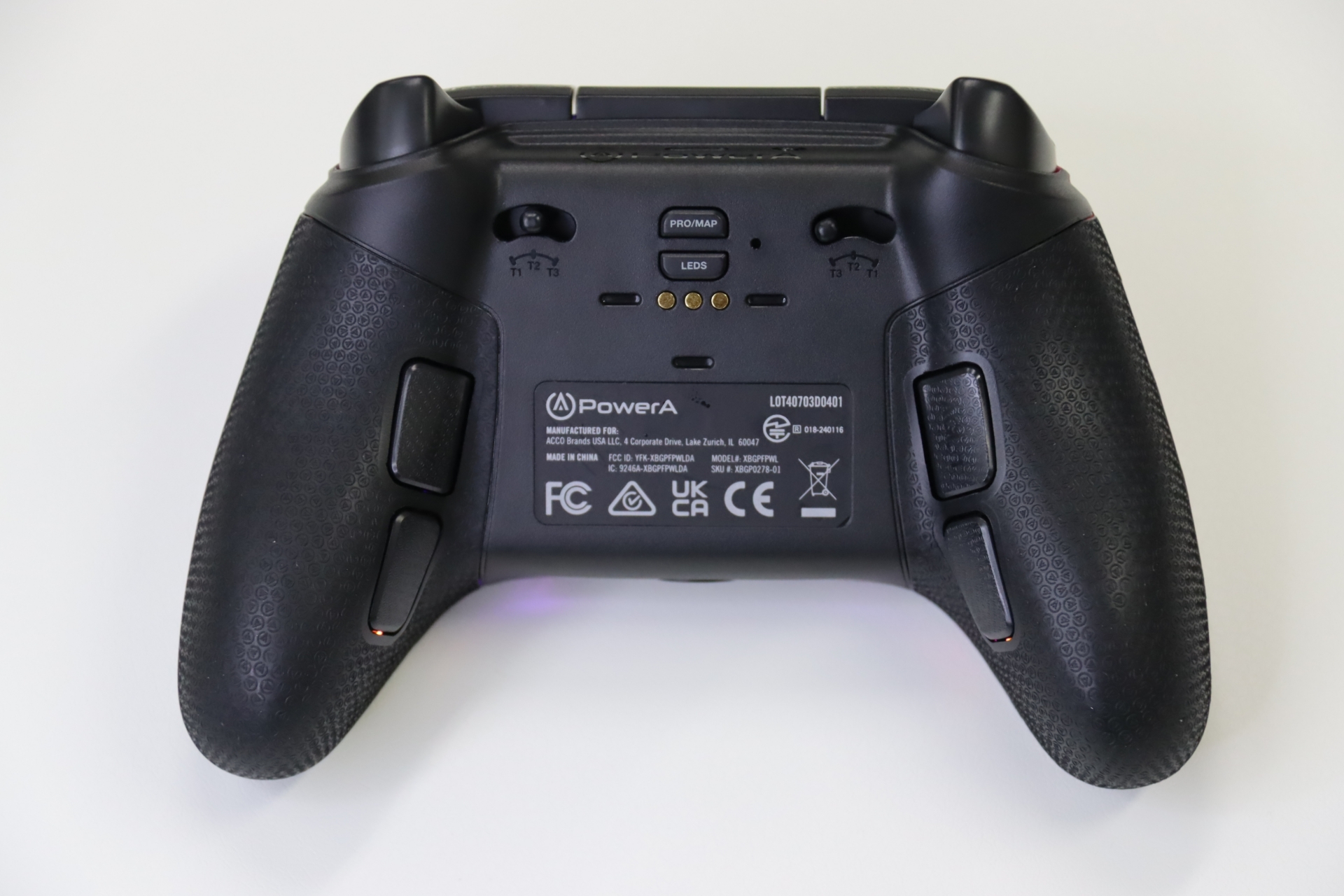 背面。追加の4ボタンが確認できる。トリガーは3段階調整可能