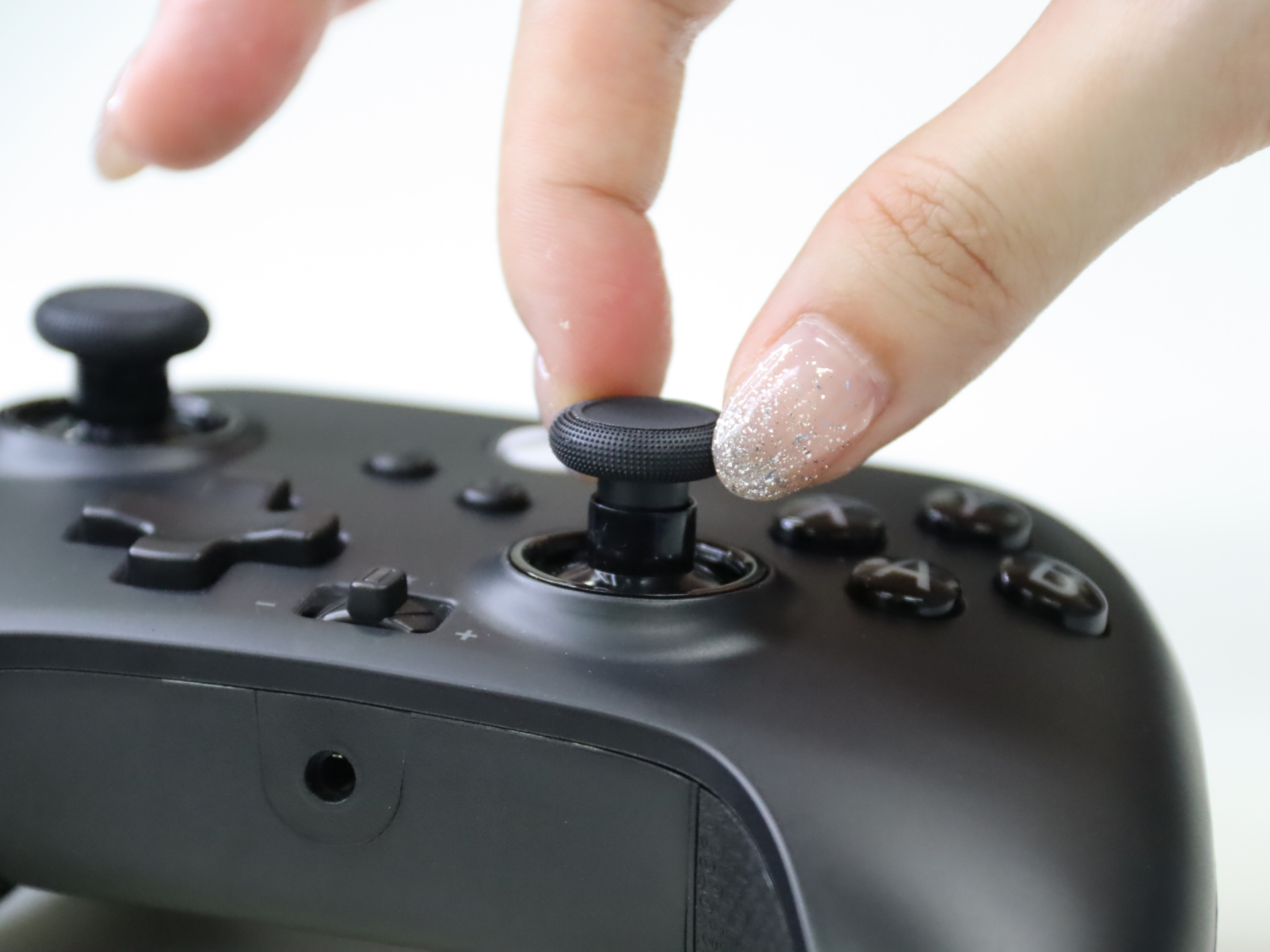 アナログスティックは「ひねる」ことで高さ調整可能