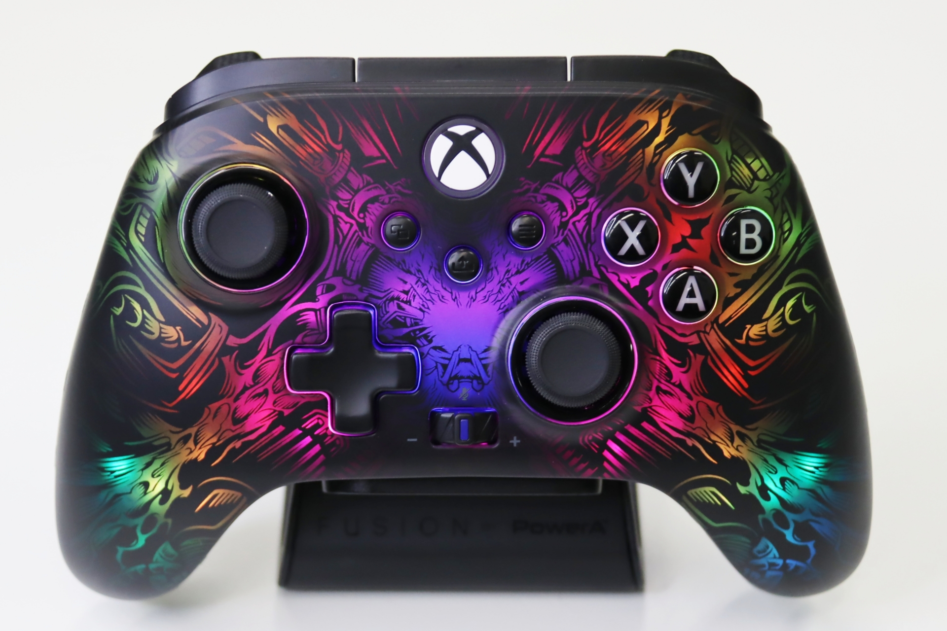 台座兼チャージャーにセットしたところ