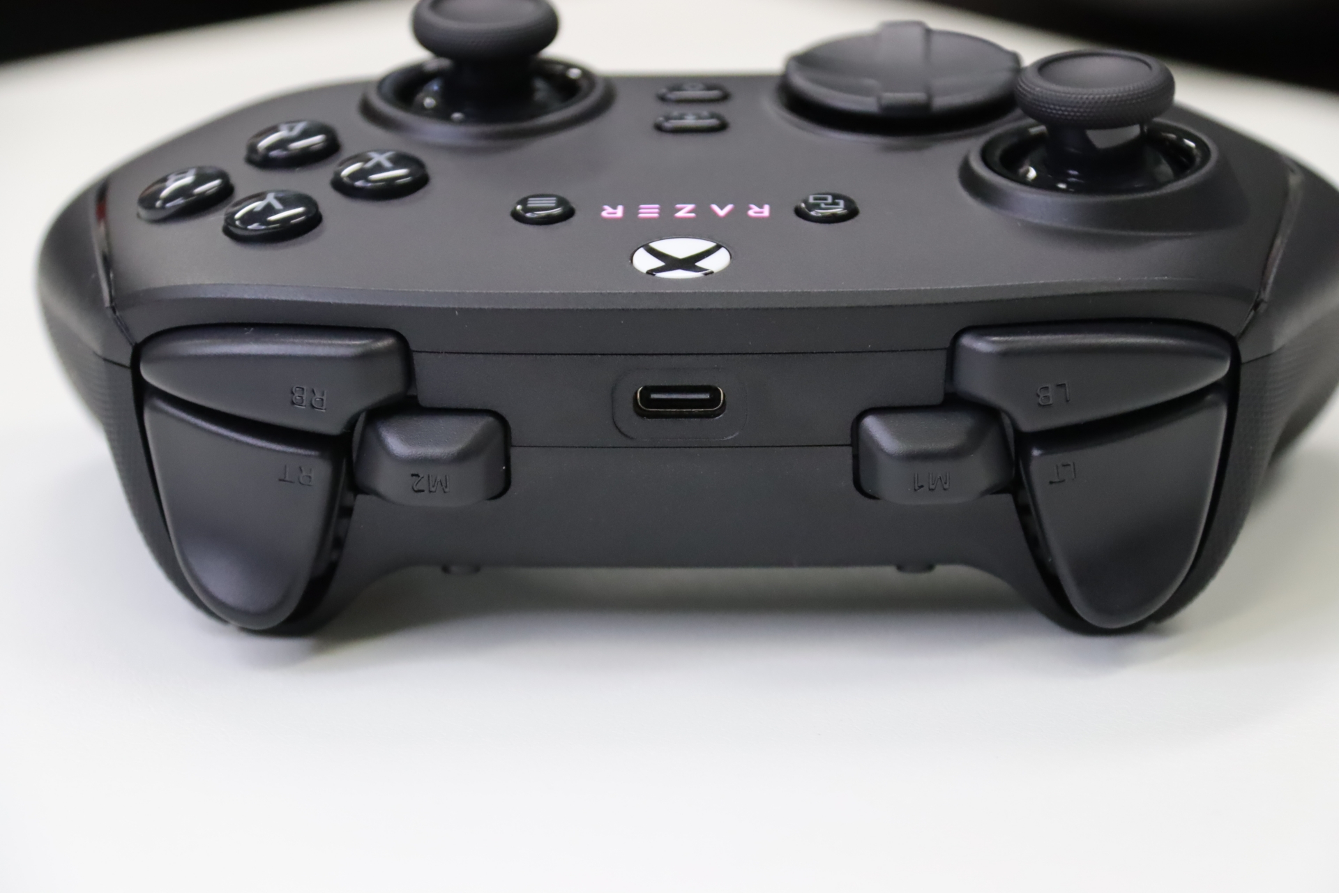 上面に2つ、背面に4つの追加ボタンがある