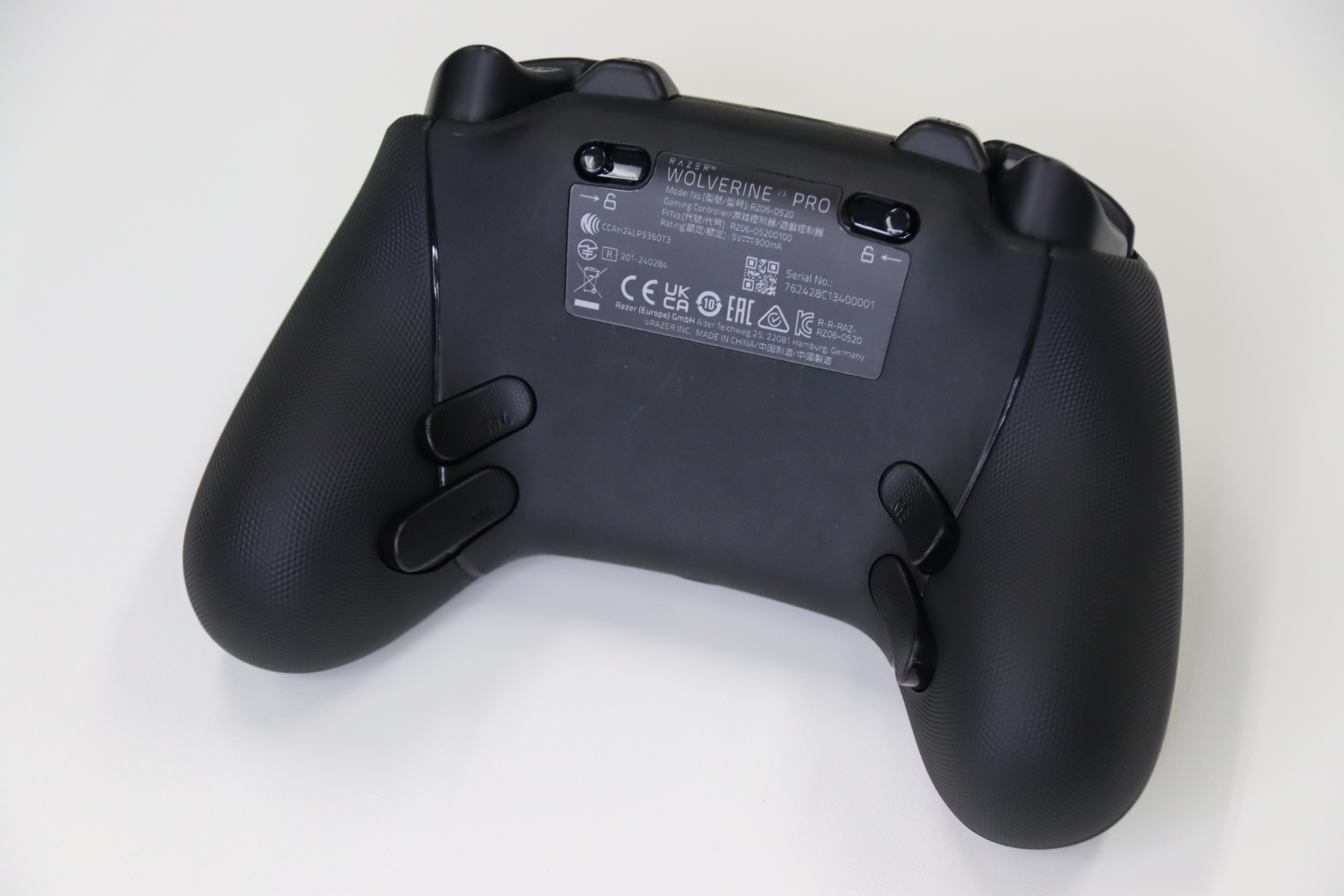 上面に2つ、背面に4つの追加ボタンがある