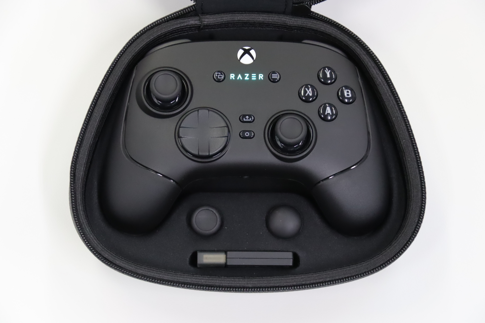 専用のケースが付属する