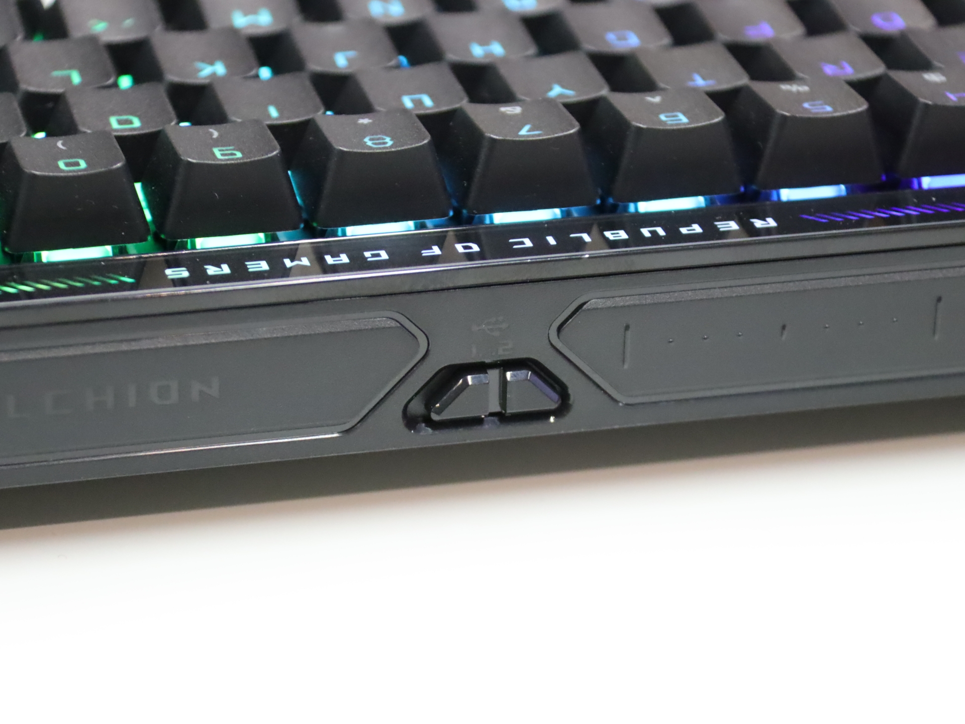 両端に2つあるUSB-Cポートと、切り替えスイッチ