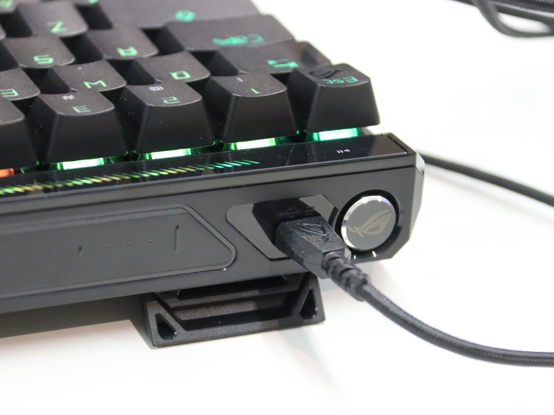 両端に2つあるUSB-Cポートと、切り替えスイッチ