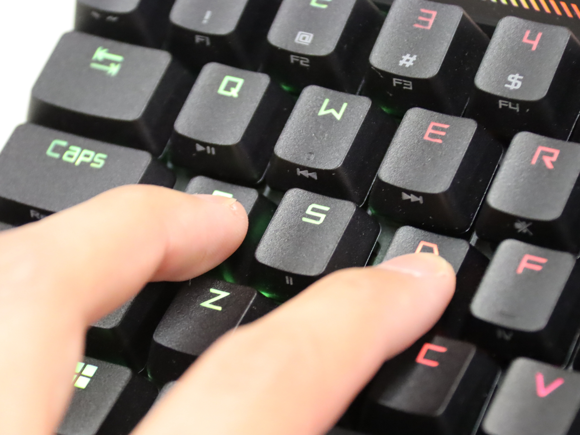 「スピードタップモード」をオンにすると、キー同時押しの場合は最新の入力を優先させる