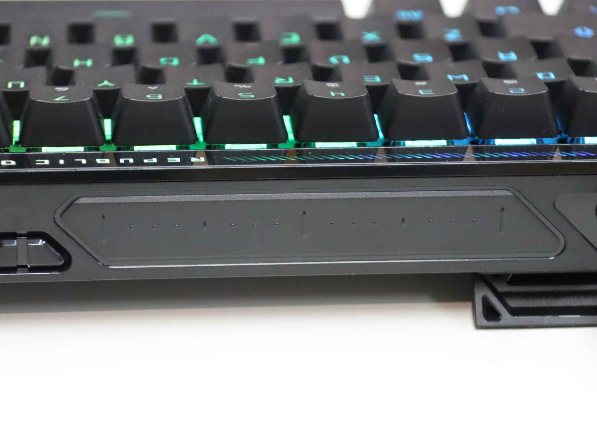 音量調整などに使用できるタッチパネル。スライドして使用する