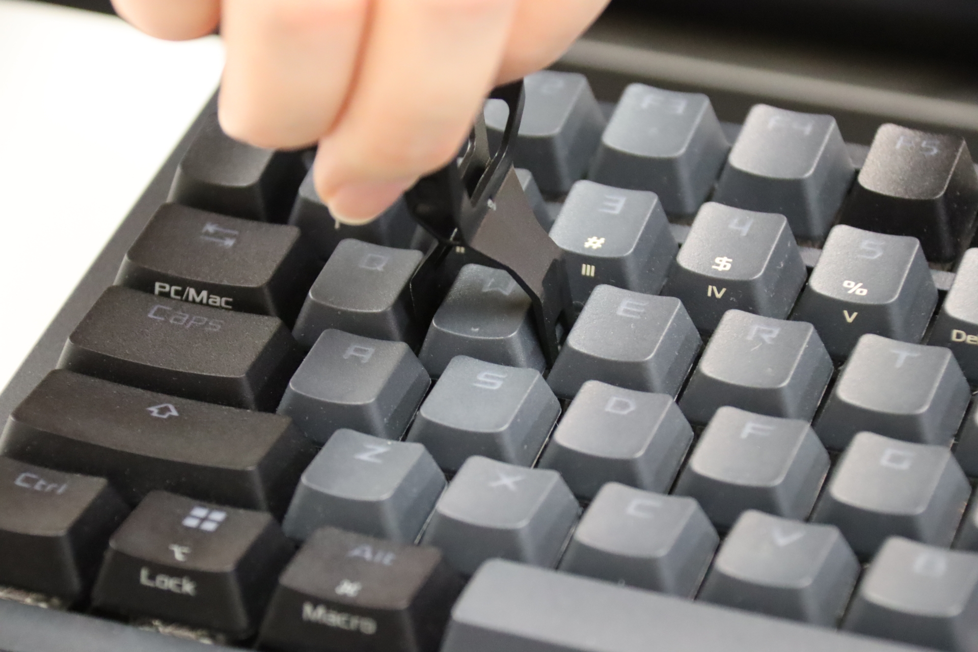 キットのツールでキーキャップや軸も自分で外せる