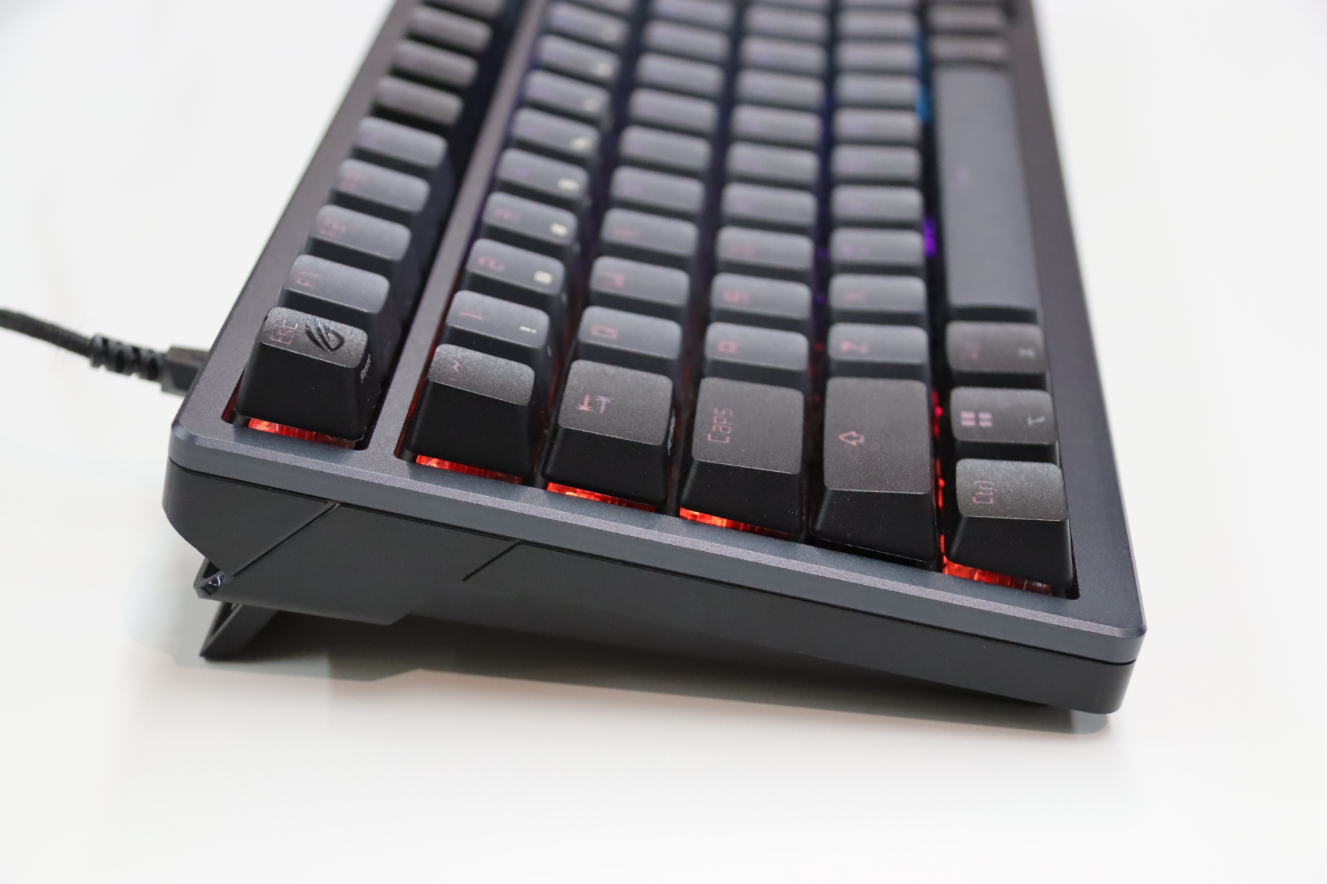 ややお椀型にへこんだ形状をしている。独自の打鍵感も好評という