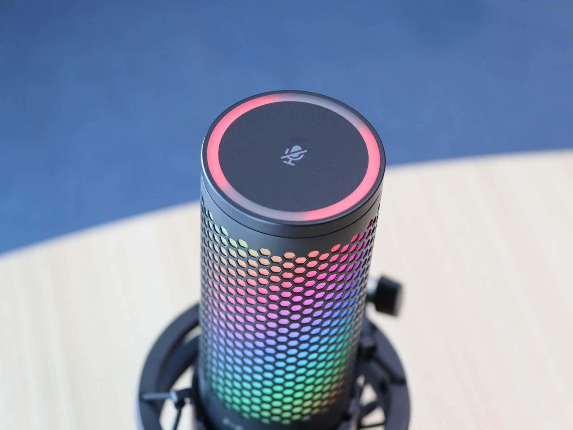 上面。タップでミュートが切り替えられるほか、光り方で現在の指向特性の状態がわかるようになっている