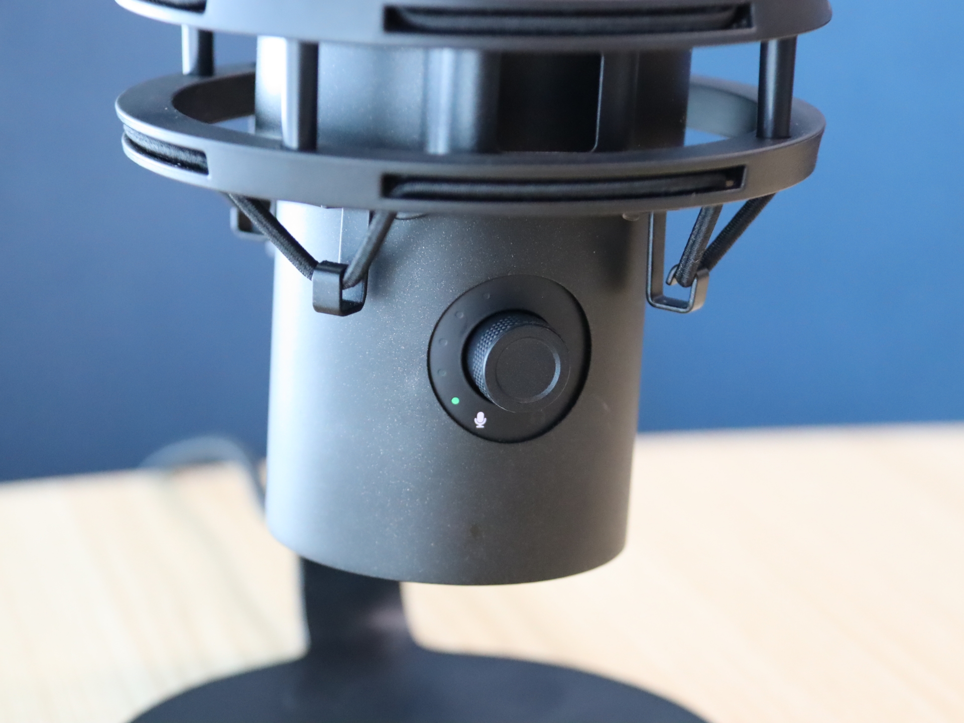 ボリューム、ゲイン、指向特性まで様々な調整が可能なツマミ（マルチファンクションロータリーノブ）