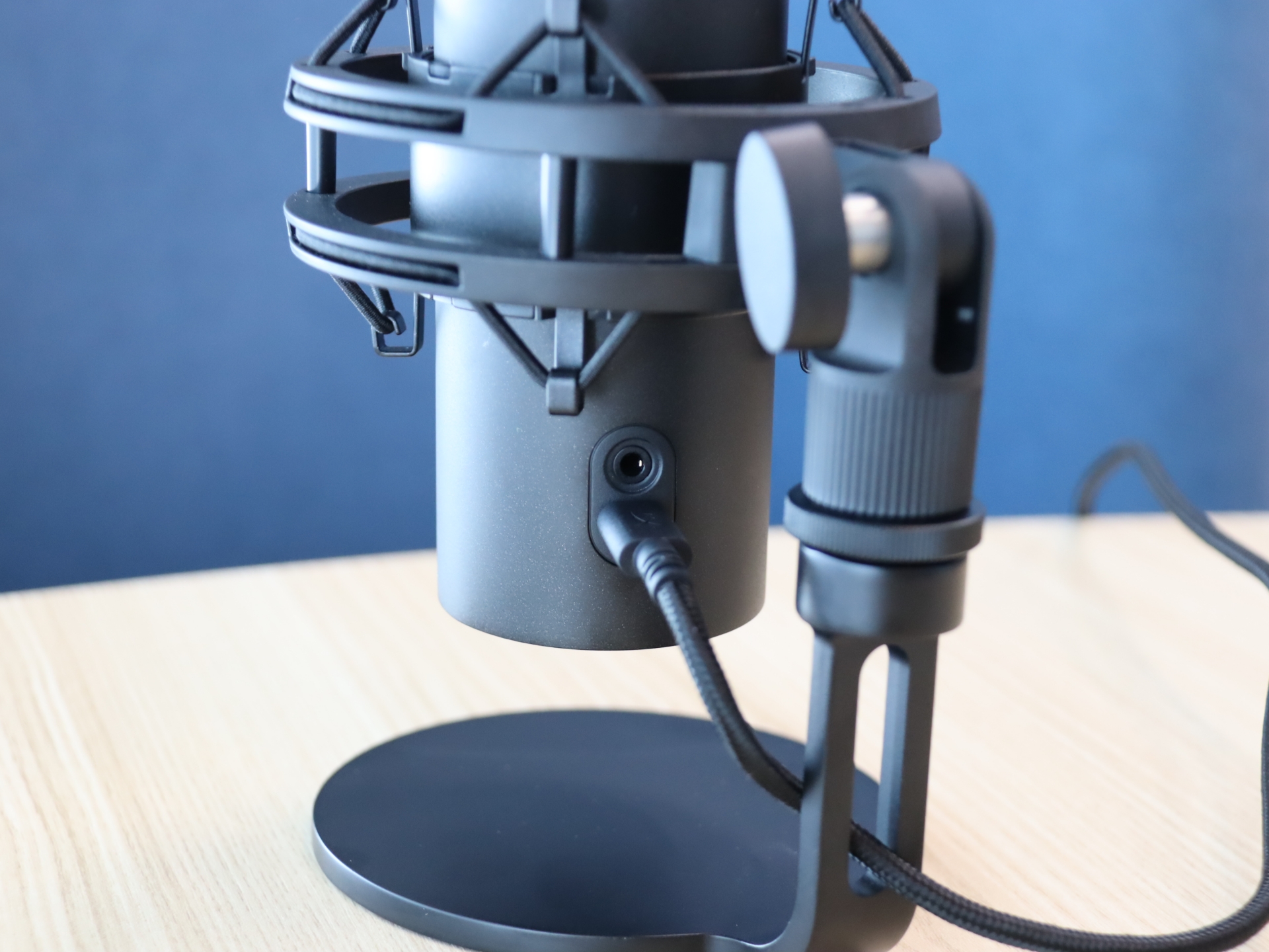 電源はUSB-C。その上はヘッドホン用のジャック。挿し込みが斜めになっていて、コード同士が干渉しないようなつくりになっているそう